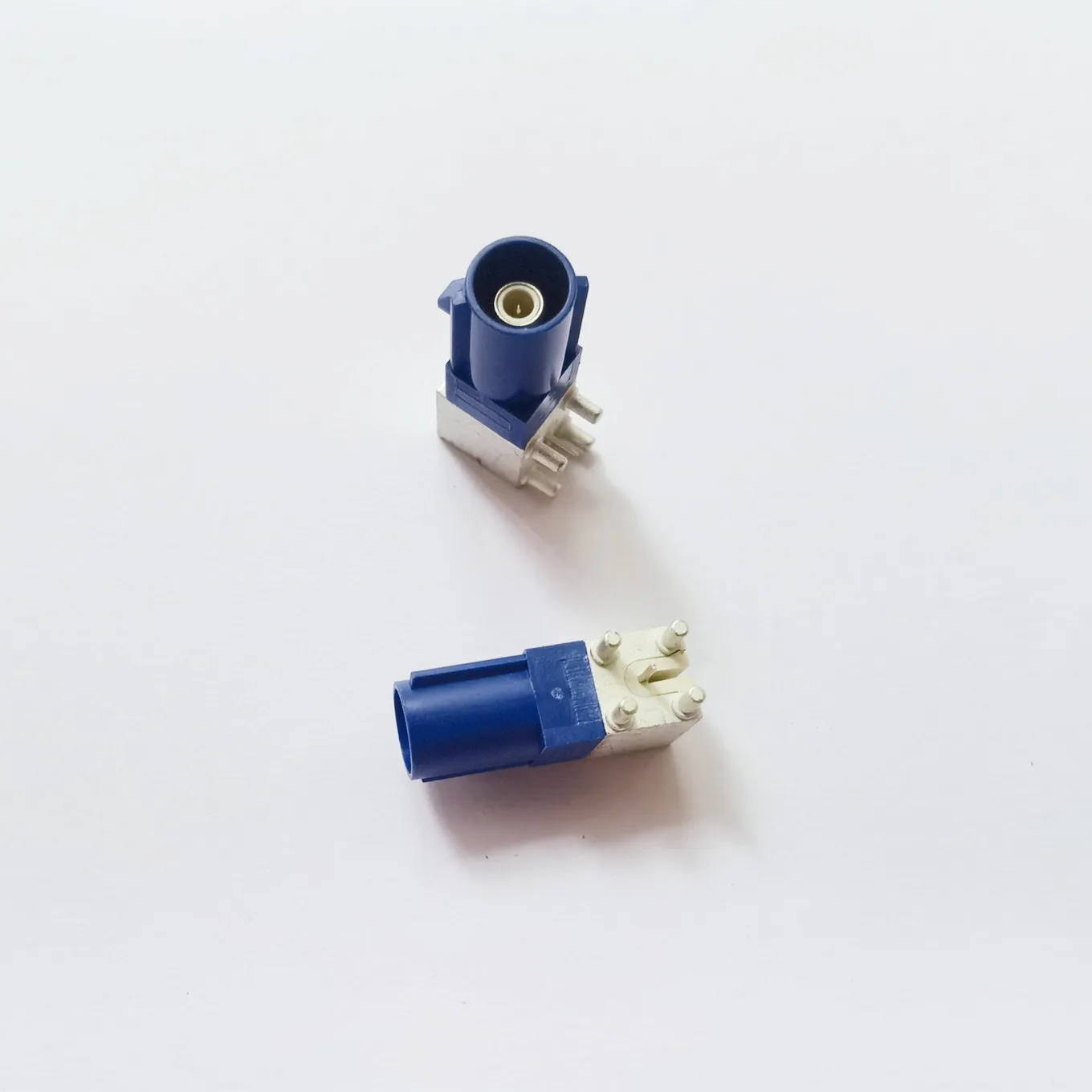 Original new 100% FAKRA-C blue car navigation GPS antenna plug on-board SMB harness male elbow conector
Original new 100% FAKRA-C blue car navigation GPS antenna plug on-board SMB harness male elbow conector