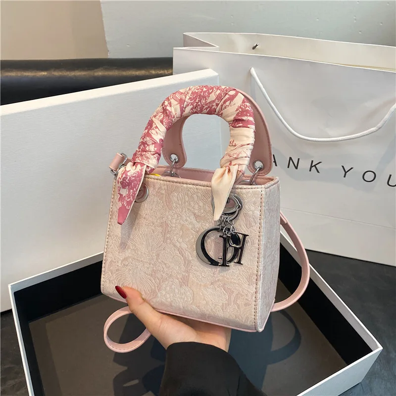 Arrival 2025! Women's Retro Embroidery Diana Bag - Minimalist Design, Handheld/Crossbody Tote, High-Quality Leather, Versatile
Arrival 2025! Women's Retro Embroidery Diana Bag - Minimalist Design, Handheld/Crossbody Tote, High-Quality Leather, Versatile