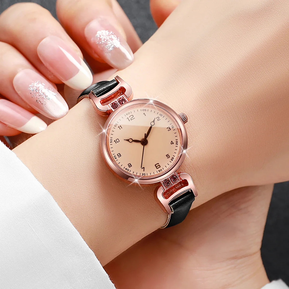 1/2PCS Fashion Small Arabic Dial Women Quartz Watch Ladies Ultra-thin Leather Strap Wristwatches Reloj Mujer (Without Box)
1/2PCS Fashion Small Arabic Dial Women Quartz Watch Ladies Ultra-thin Leather Strap Wristwatches Reloj Mujer (Without Box)