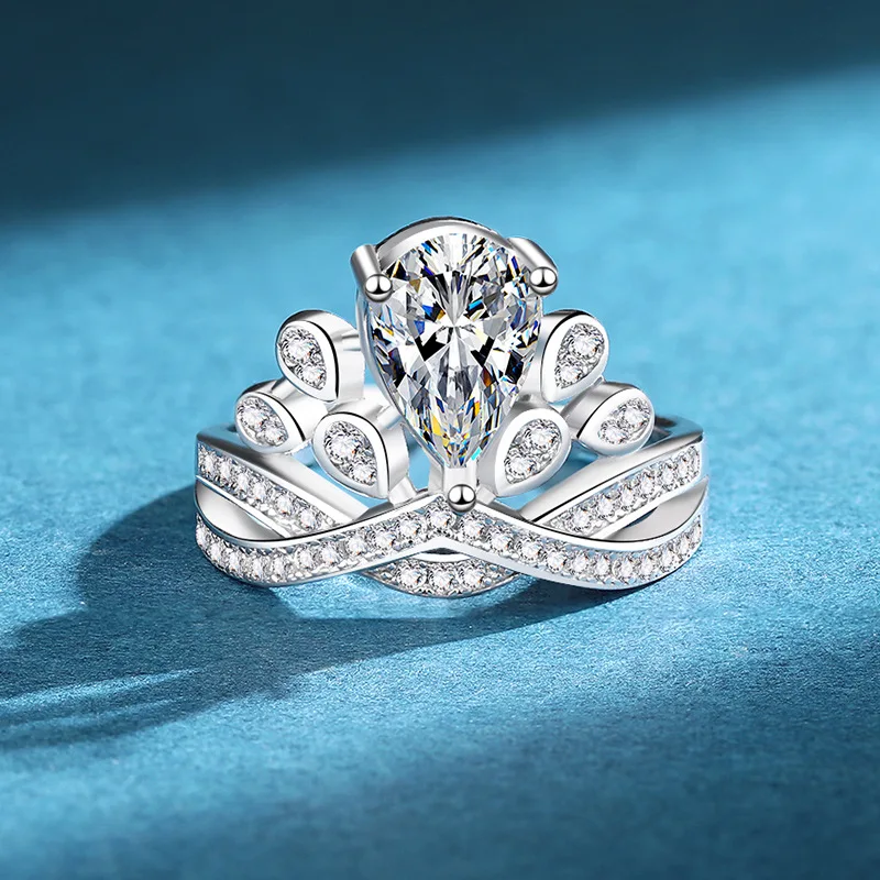 S925 Rhodium Plated 2CT D Color Teardrop Crown Moissanite Ring, Elegant Statement Women's Jewelry
S925 Rhodium Plated 2CT D Color Teardrop Crown Moissanite Ring, Elegant Statement Women's Jewelry