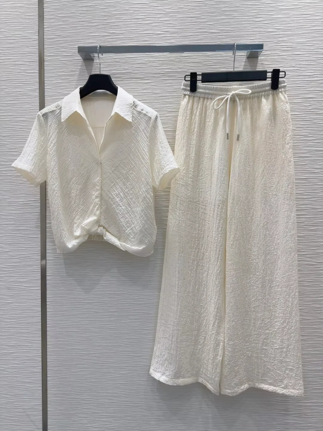 Designer Brand Spring Summer White Turn-down Collar Folds Short Shirt and Elastic Waist Wide Leg Pants Sets Casual Lady Clothes
Designer Brand Spring Summer White Turn-down Collar Folds Short Shirt and Elastic Waist Wide Leg Pants Sets Casual Lady Clothes