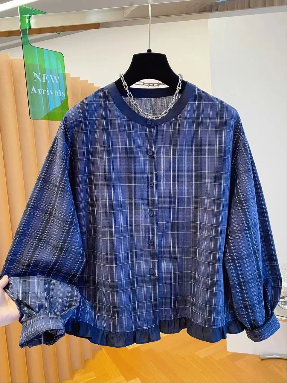 Свободная повседневная универсальная рубашка в корейском стиле в клетку с деревянными элементами декора, дышащая, комфортная, с длинным рукавом и круглым вырезом
Свободная повседневная универсальная рубашка в корейском стиле в клетку с деревянными элементами декора, дышащая, комфортная, с длинным рукавом и круглым вырезом