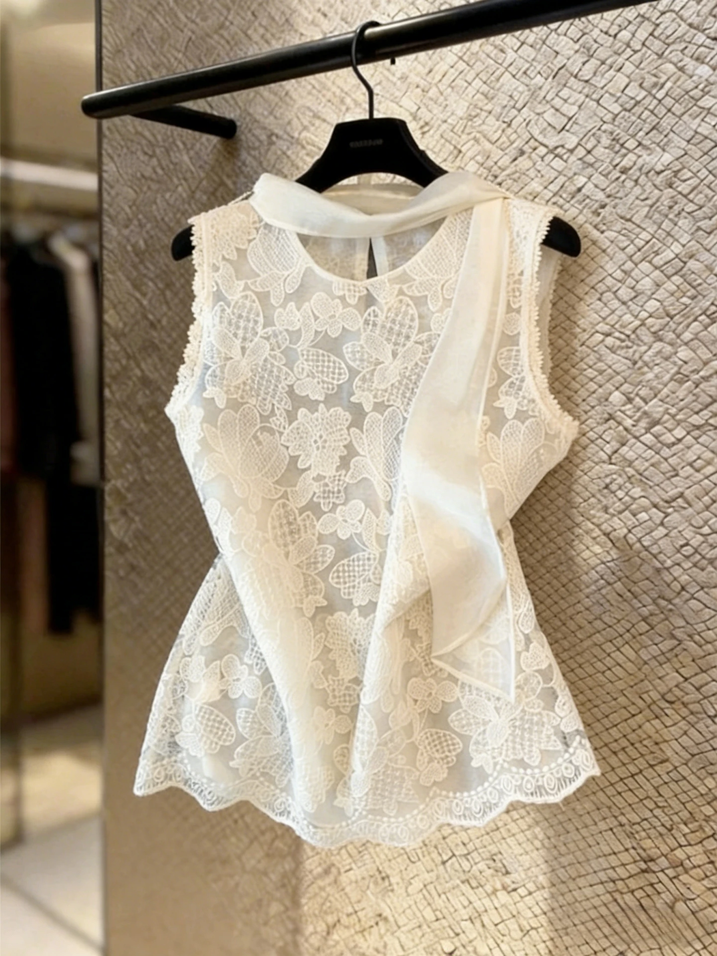 Gentle Breeze Ribbon Sleeveless Lace Shirt Women's 2026 Summer New High-End Slimming Personality Top Skin-friendly Breathable
Gentle Breeze Ribbon Sleeveless Lace Shirt Women's 2026 Summer New High-End Slimming Personality Top Skin-friendly Breathable