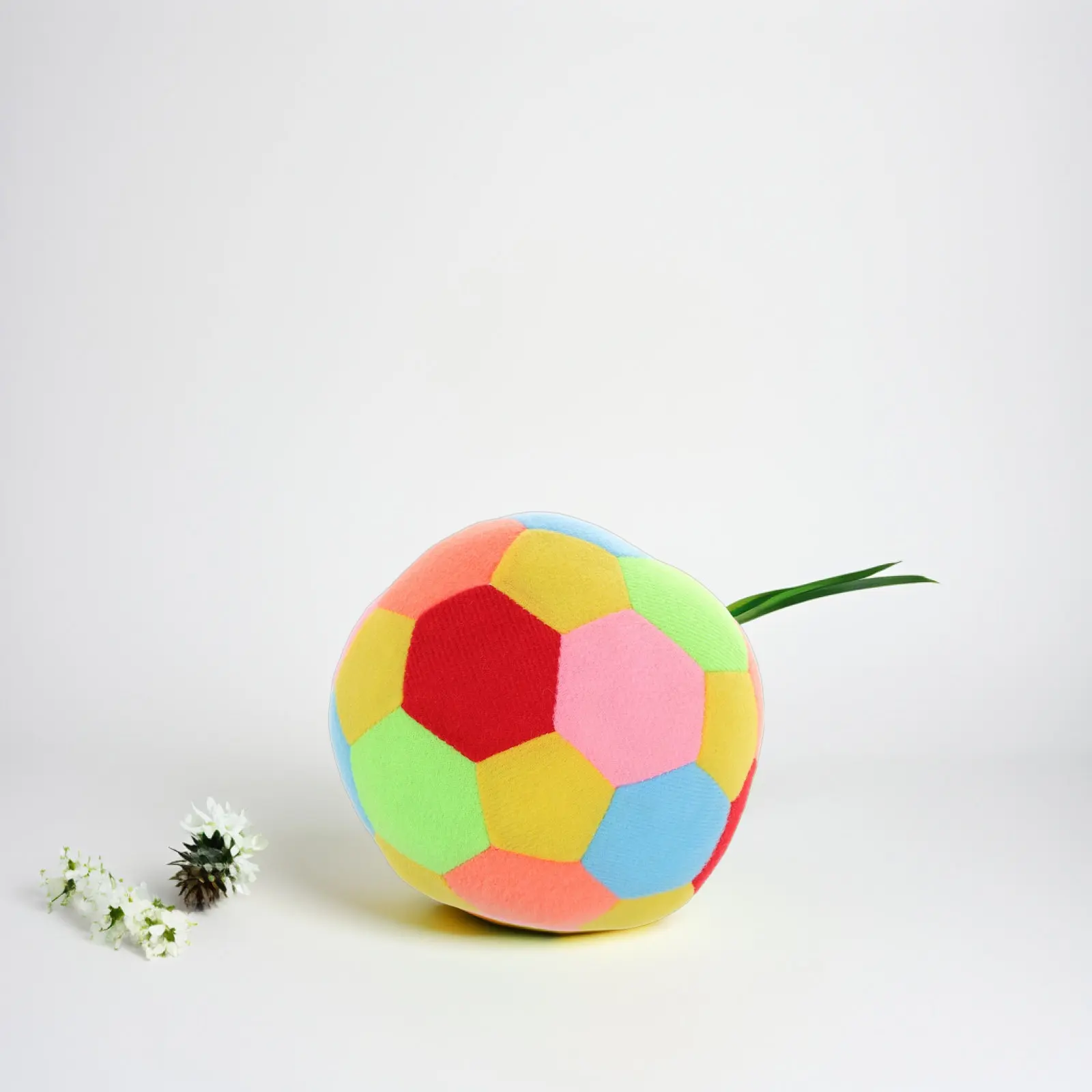 Vivid Sensory Ball for Toddlers Soft Bell Ball Infant Grasping Fine Motor Skills Auditory Tactile Stimulation High Contrast
Vivid Sensory Ball for Toddlers Soft Bell Ball Infant Grasping Fine Motor Skills Auditory Tactile Stimulation High Contrast