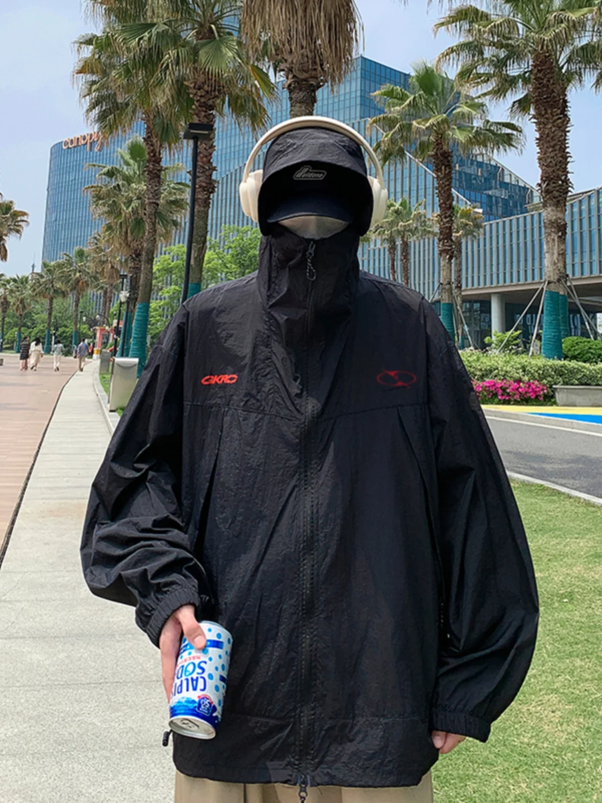 Сверхлегкая уличная мужская модная солнцезащитная одежда UPF50, функция хранения пальто с шляпой, свободная пара, крутой Sle
Сверхлегкая уличная мужская модная солнцезащитная одежда UPF50, функция хранения пальто с шляпой, свободная пара, крутой Sle