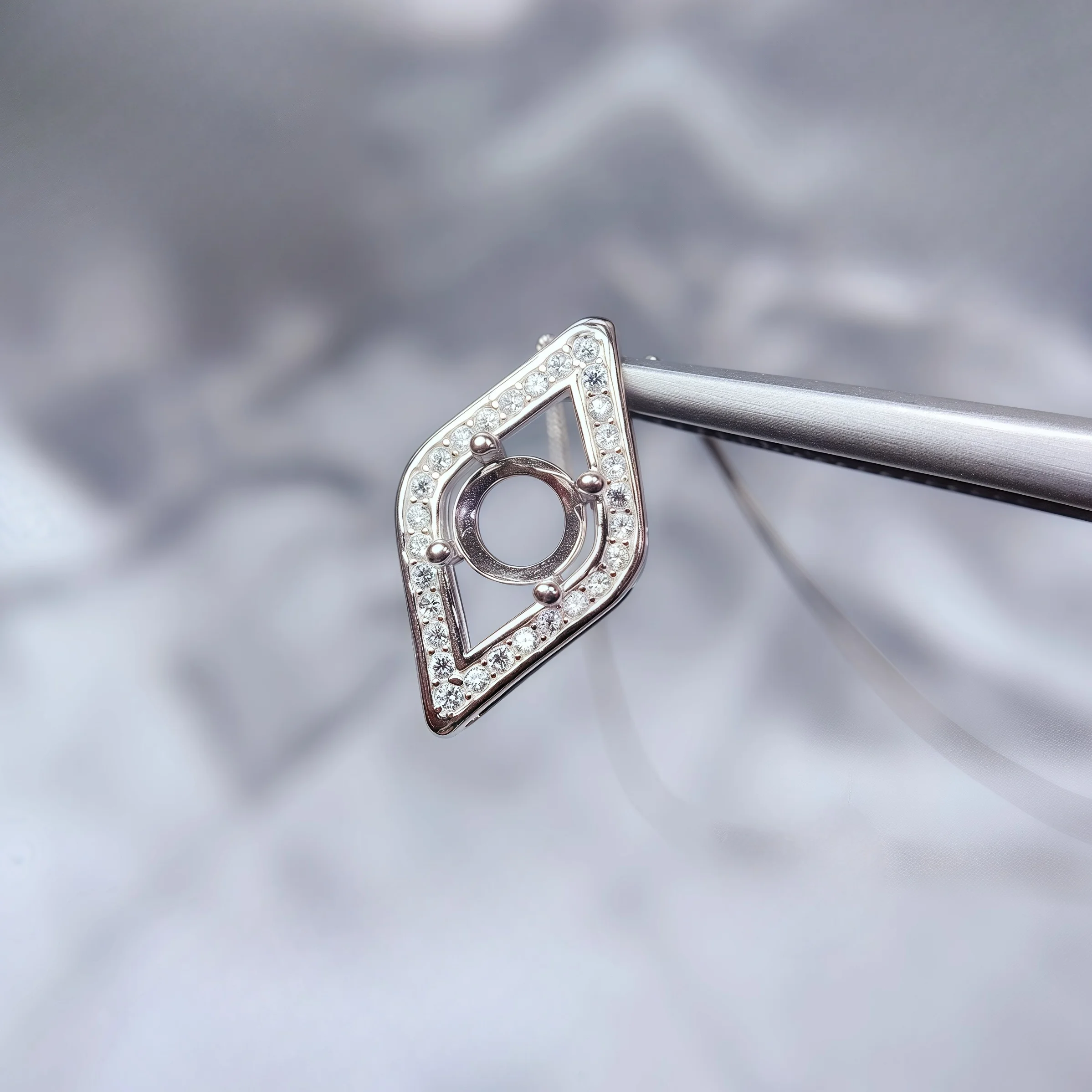 L Настоящее серебро S925 DIY Подвеска Пустой держатель Инкрустация 5 мм Круглый камень Изысканный модный простой дизайн Очаровательные украшения для женщин
L Настоящее серебро S925 DIY Подвеска Пустой держатель Инкрустация 5 мм Круглый камень Изысканный модный простой дизайн Очаровательные украшения для женщин