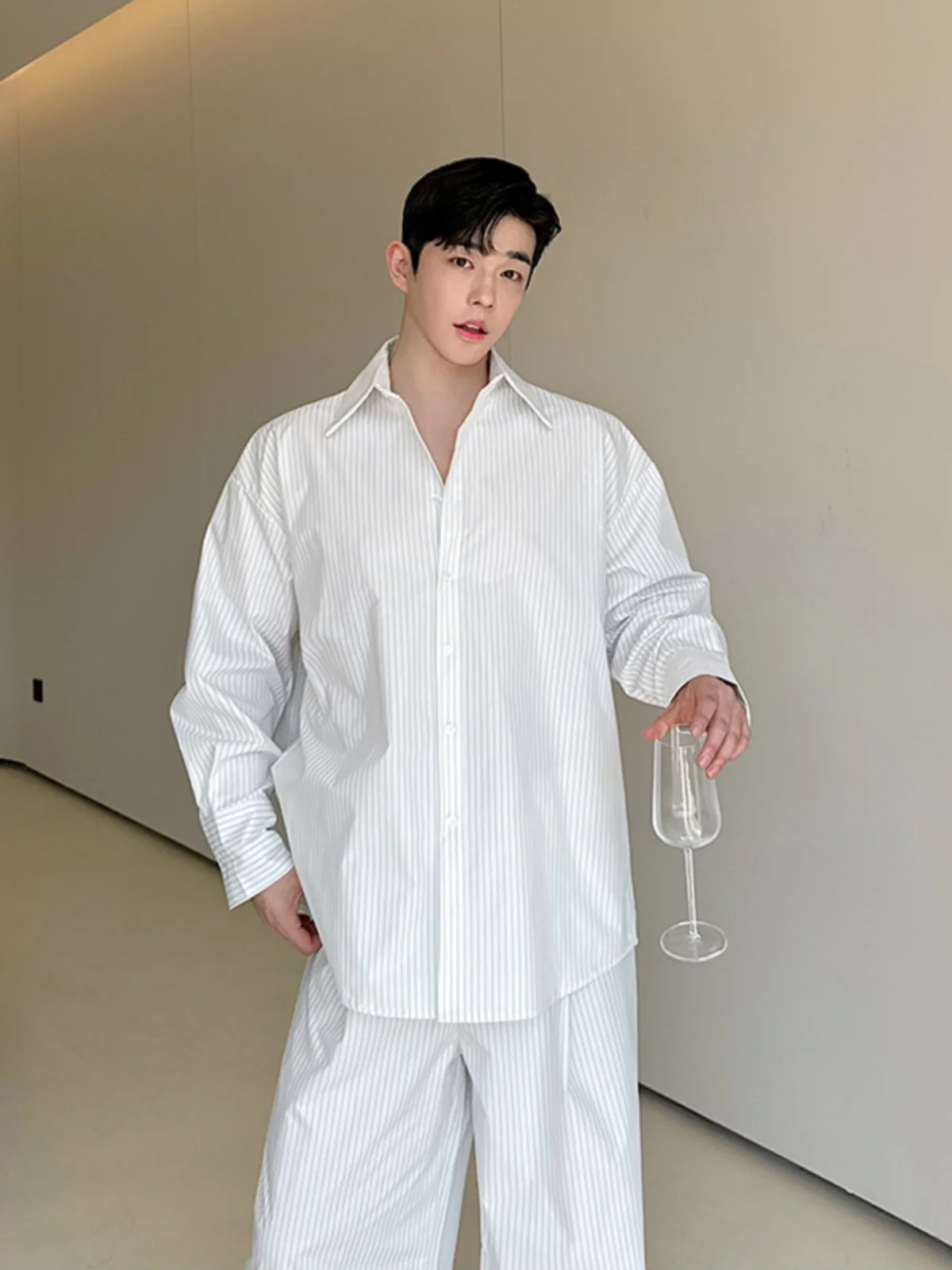 Оригинальные полосатые широкие брюки большого размера, комплект из двух предметов, мужская свободная модная универсальная одежда, длинные брюки све
Оригинальные полосатые широкие брюки большого размера, комплект из двух предметов, мужская свободная модная универсальная одежда, длинные брюки све