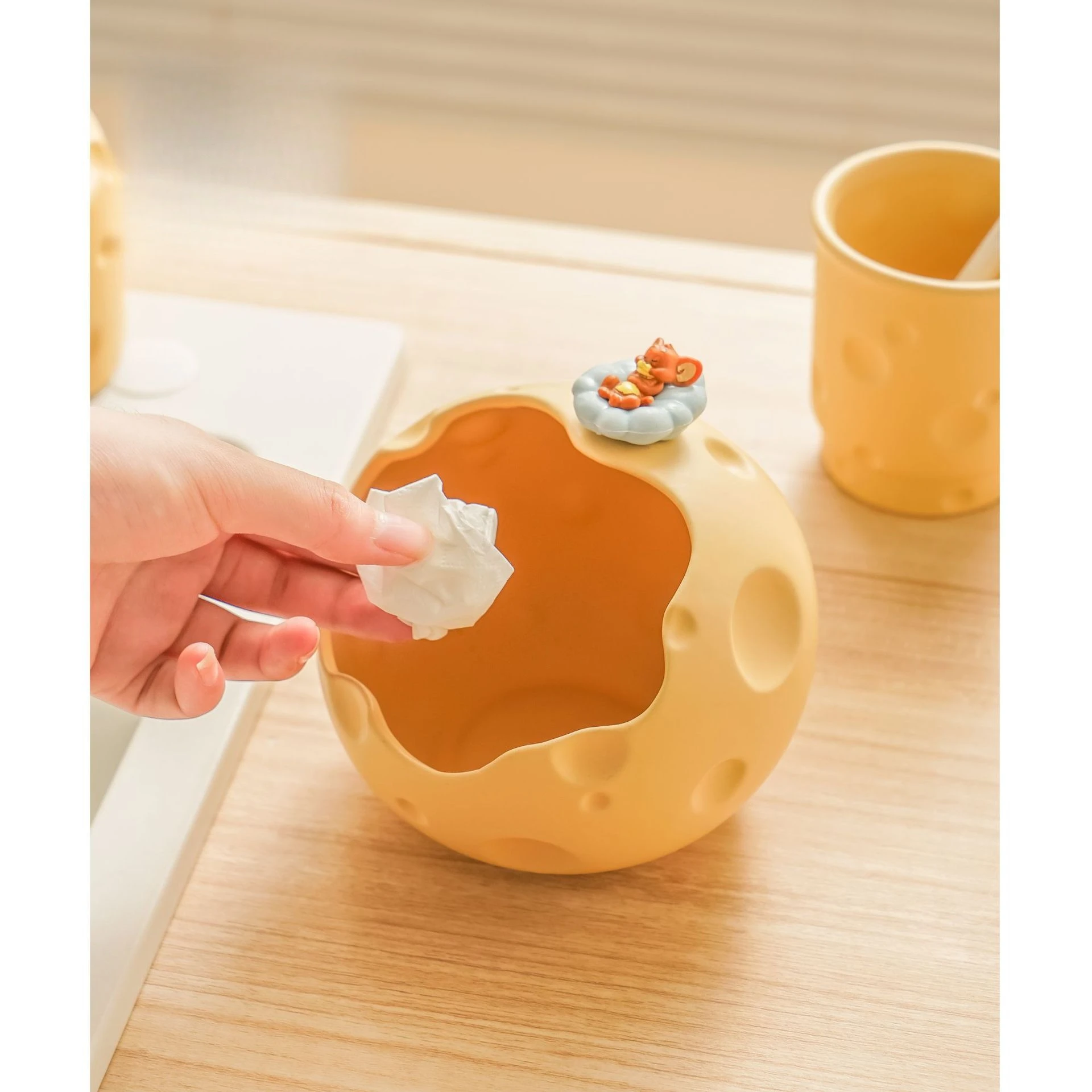 Керамический держатель для ключей в кремовом стиле, прихожая, гостиная, декор для ТВ-шкафа, небольшой ящик для хранения
Керамический держатель для ключей в кремовом стиле, прихожая, гостиная, декор для ТВ-шкафа, небольшой ящик для хранения