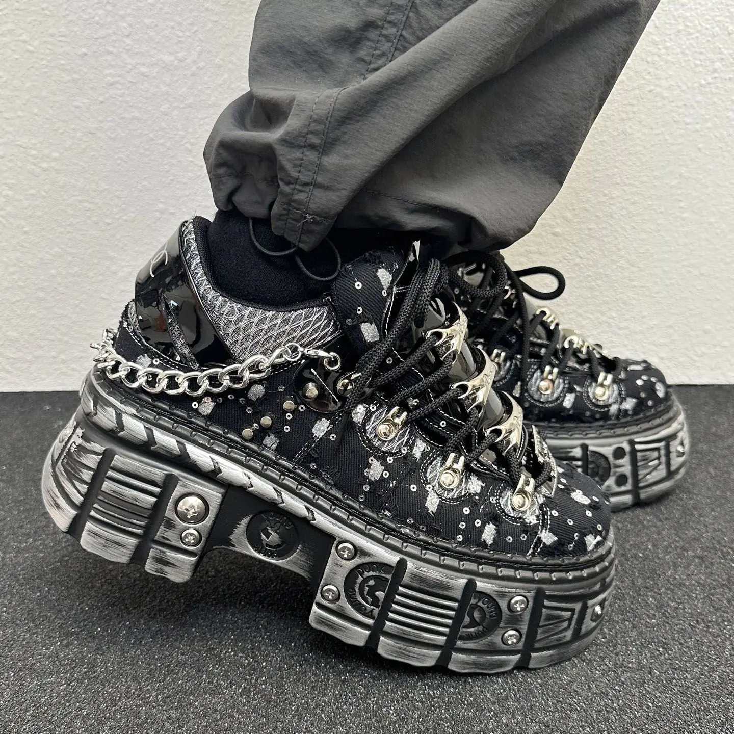 Мужские кроссовки и повседневная обувь 2026: Новинка, оригинальный дизайн, платформа, заклепки, деним, люкс, панк, хип-хоп, уличная обувь для прогулок
Мужские кроссовки и повседневная обувь 2026: Новинка, оригинальный дизайн, платформа, заклепки, деним, люкс, панк, хип-хоп, уличная обувь для прогулок