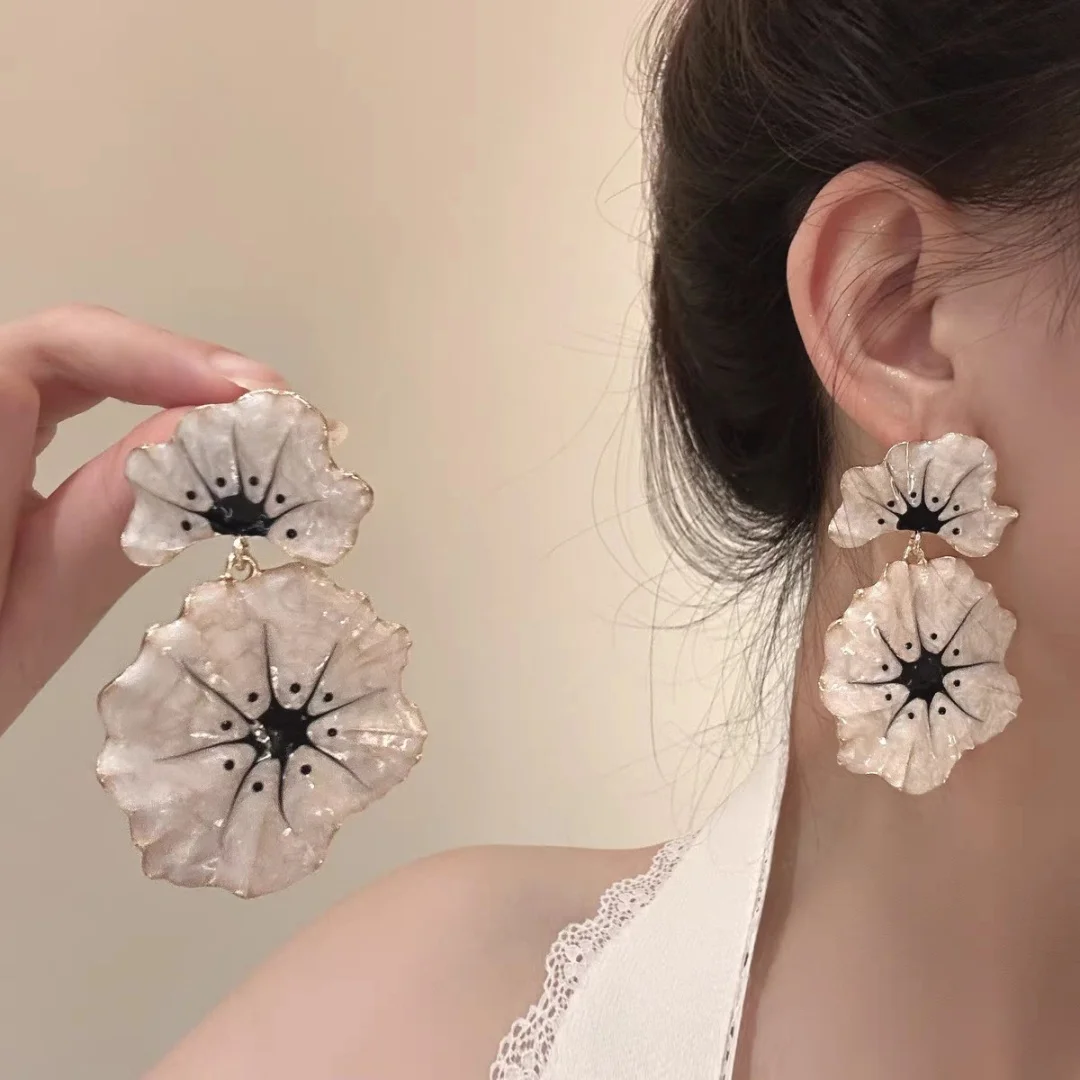 DUTRIEUX Vintage Y2K Charms Silver Maple Leaf Earrings Exaggerated Niche Design Individuality Atmosphere Ear Jewelry Accessory 
DUTRIEUX Vintage Y2K Charms Silver Maple Leaf Earrings Exaggerated Niche Design Individuality Atmosphere Ear Jewelry Accessory
