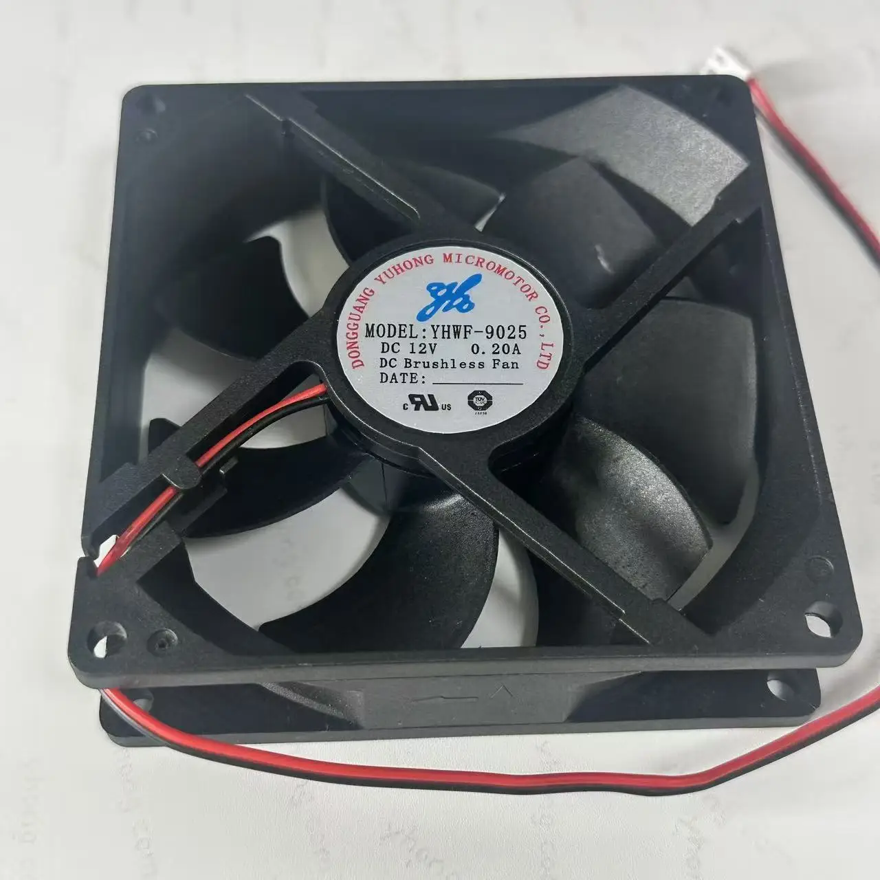 YHWF-9025 DC 12V 0.20A 90x90x25mm 2-Wire Server Cooling Fan
YHWF-9025 DC 12V 0.20A 90x90x25mm 2-Wire Server Cooling Fan