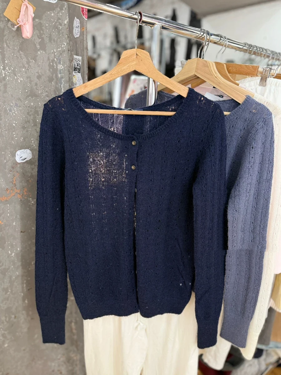 Новая темно-синяя футболка-кардиган с люверсами, женские однобортные хлопковые тонкие футболки с круглым вырезом в консервативном стиле, винтажные вязаные топы с длинными рукавами
Новая темно-синяя футболка-кардиган с люверсами, женские однобортные хлопковые тонкие футболки с круглым вырезом в консервативном стиле, винтажные вязаные топы с длинными рукавами