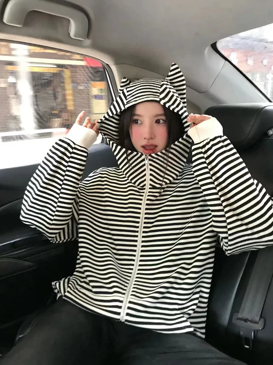 Korean Fashion Autumn New Women Tops Jacket Niche Design Hooded Striped Zipper Design Long Sleeve Short Slim Hoodies Casual Coat
Korean Fashion Autumn New Women Tops Jacket Niche Design Hooded Striped Zipper Design Long Sleeve Short Slim Hoodies Casual Coat