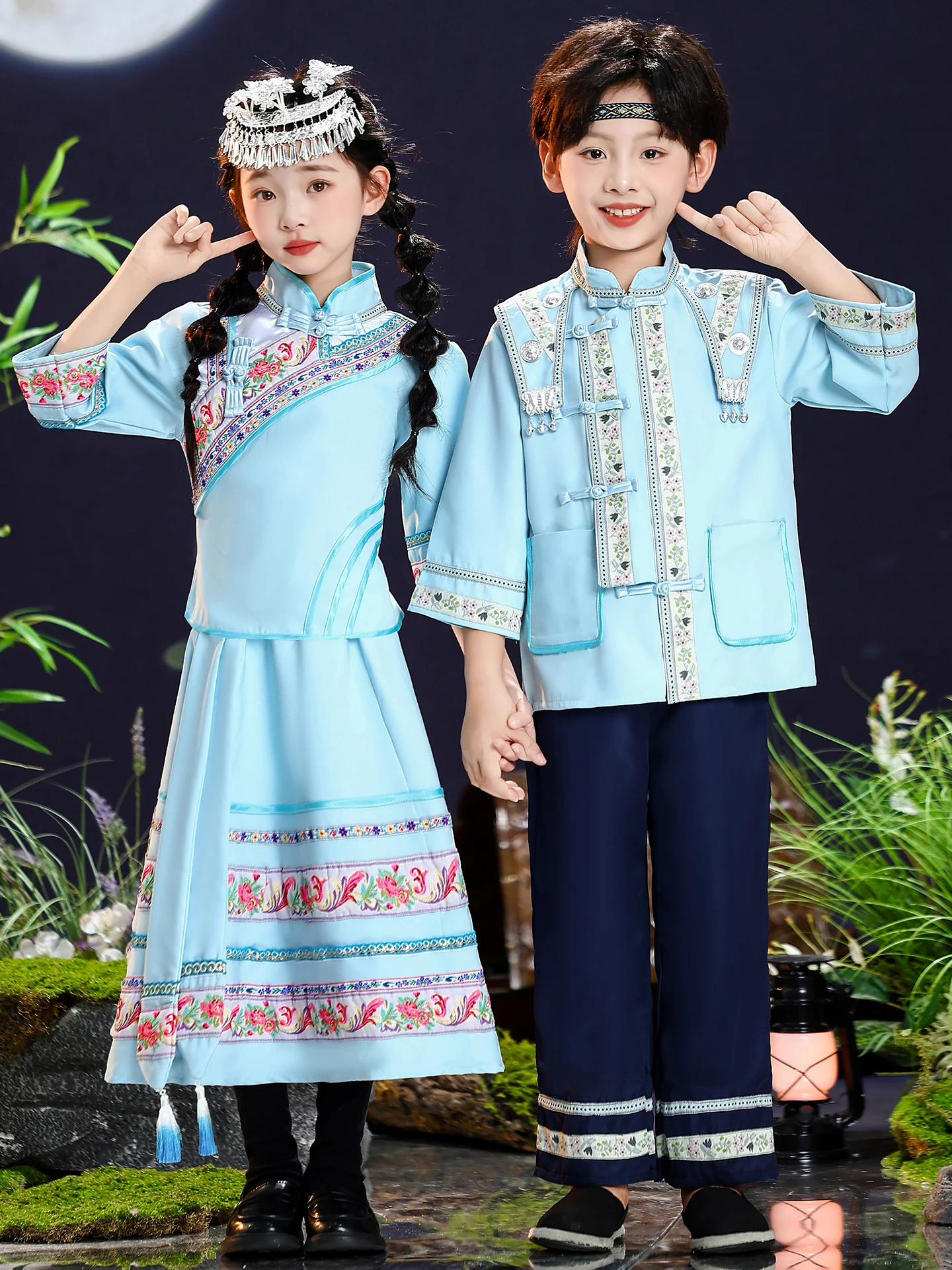 Детская одежда Minori и Tujia для мальчиков и девочек, этнические костюмы Minori, смесовая ткань из полиэстера и хлопка, зимняя коллекция.
Детская одежда Minori и Tujia для мальчиков и девочек, этнические костюмы Minori, смесовая ткань из полиэстера и хлопка, зимняя коллекция.
