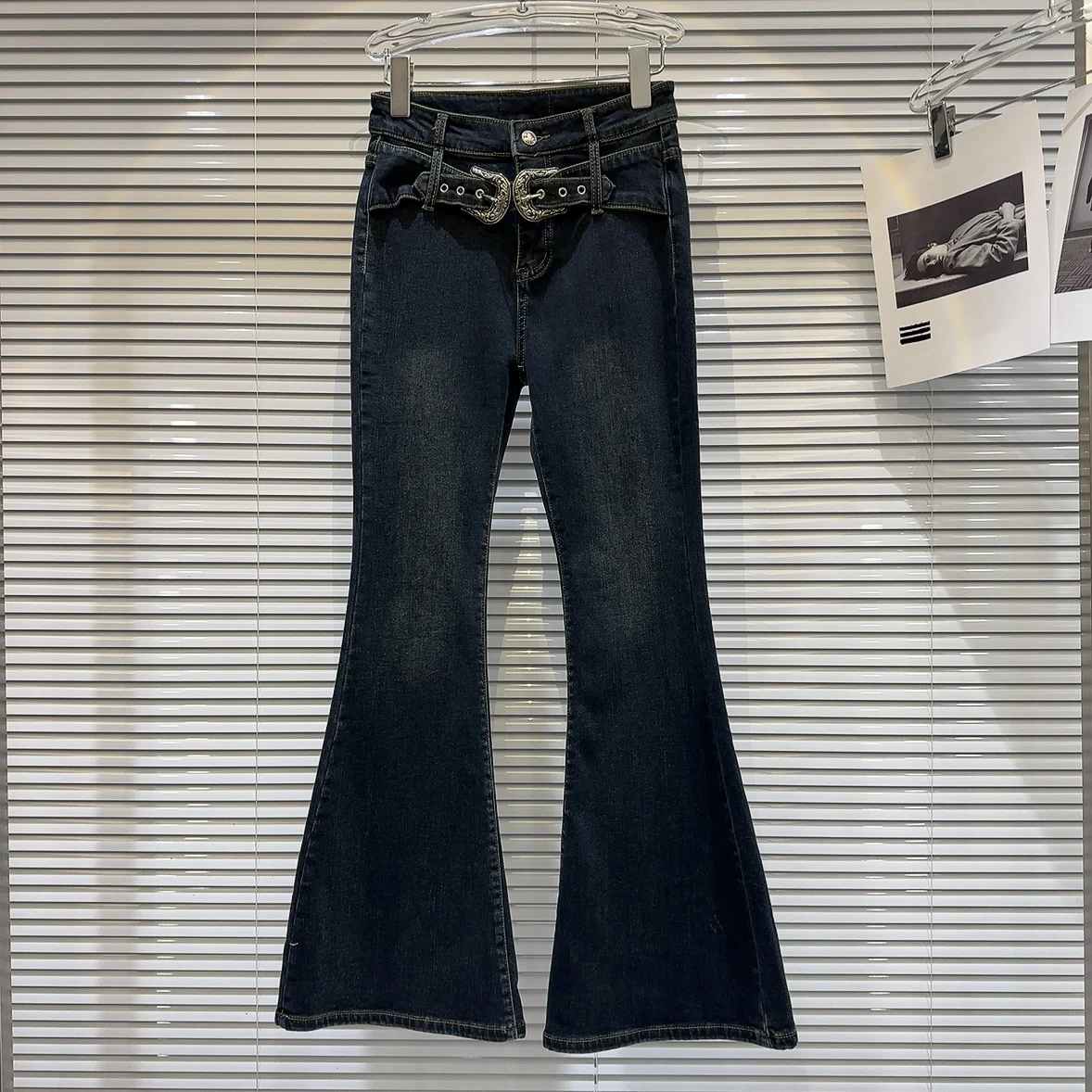Retro Carved Metal Belted Fleece Lined Flared Jeans Deep Blue Thickened Winter Natural Waist Long Pants Denim Women's Fashion
Retro Carved Metal Belted Fleece Lined Flared Jeans Deep Blue Thickened Winter Natural Waist Long Pants Denim Women's Fashion