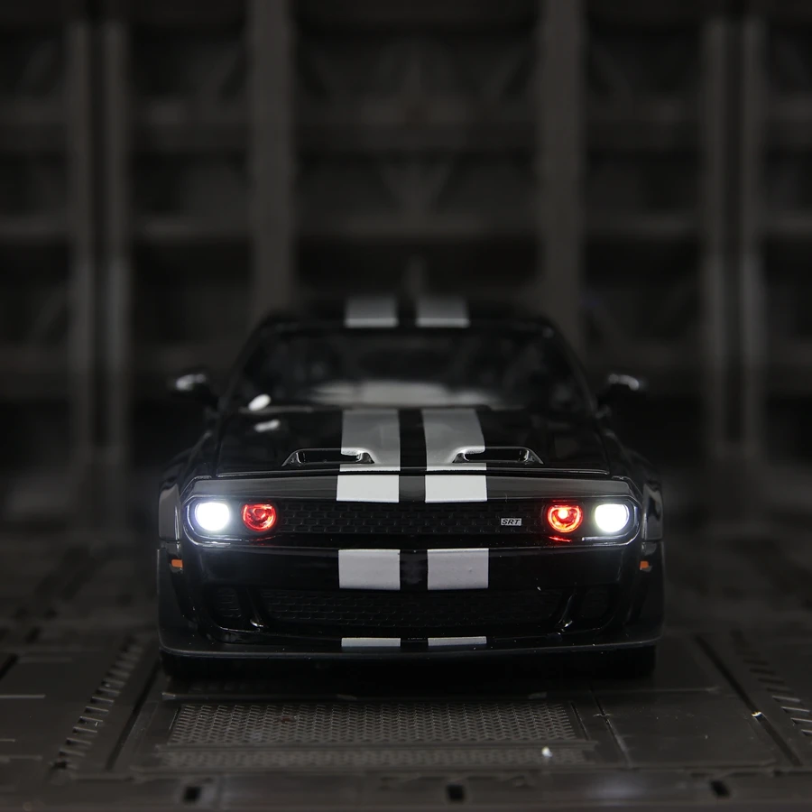 1:22 Dodge Hellcat SRT alloy car model doors and the front hood and trunk door can be opened rich in details, finely crafted
1:22 Dodge Hellcat SRT alloy car model doors and the front hood and trunk door can be opened rich in details, finely crafted