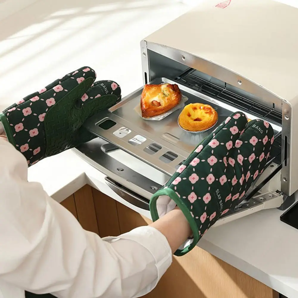 1/2 Pcs Kitchen Oven Mittens Rough Palm Silicone Non-Slip Heat Resistant Anti-scalding Cartoon Print Baking Mittens
1/2 Pcs Kitchen Oven Mittens Rough Palm Silicone Non-Slip Heat Resistant Anti-scalding Cartoon Print Baking Mittens