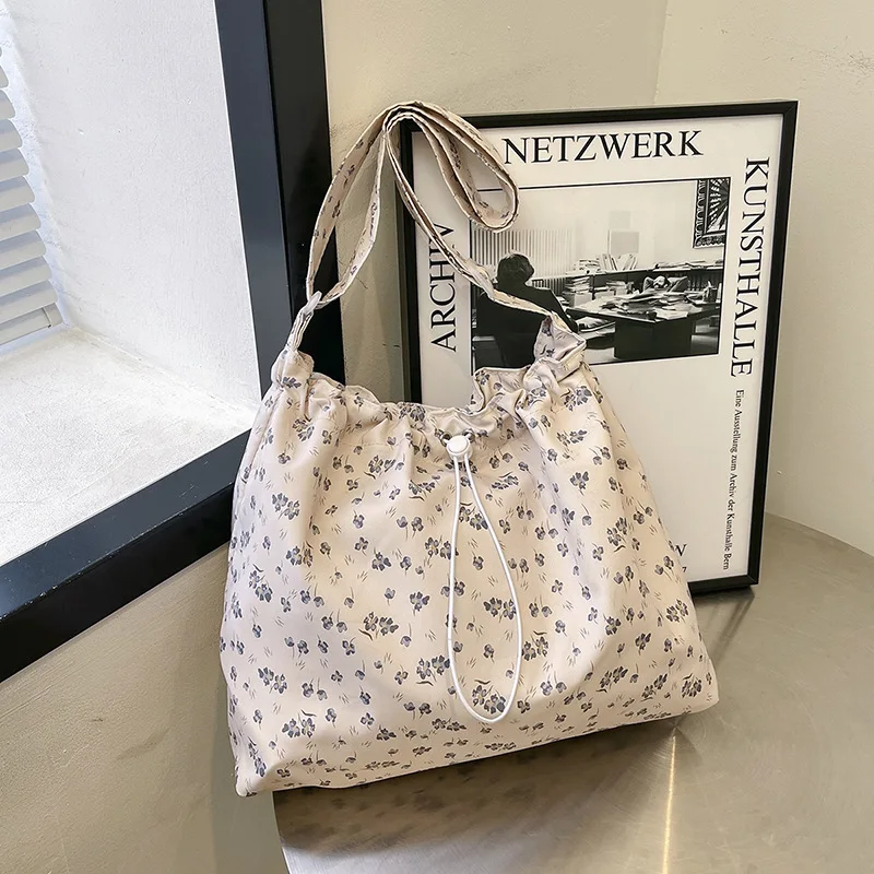 Small broken flowers large capacity personality literary women bag trend canvas student class single shoulder women bag
Small broken flowers large capacity personality literary women bag trend canvas student class single shoulder women bag
