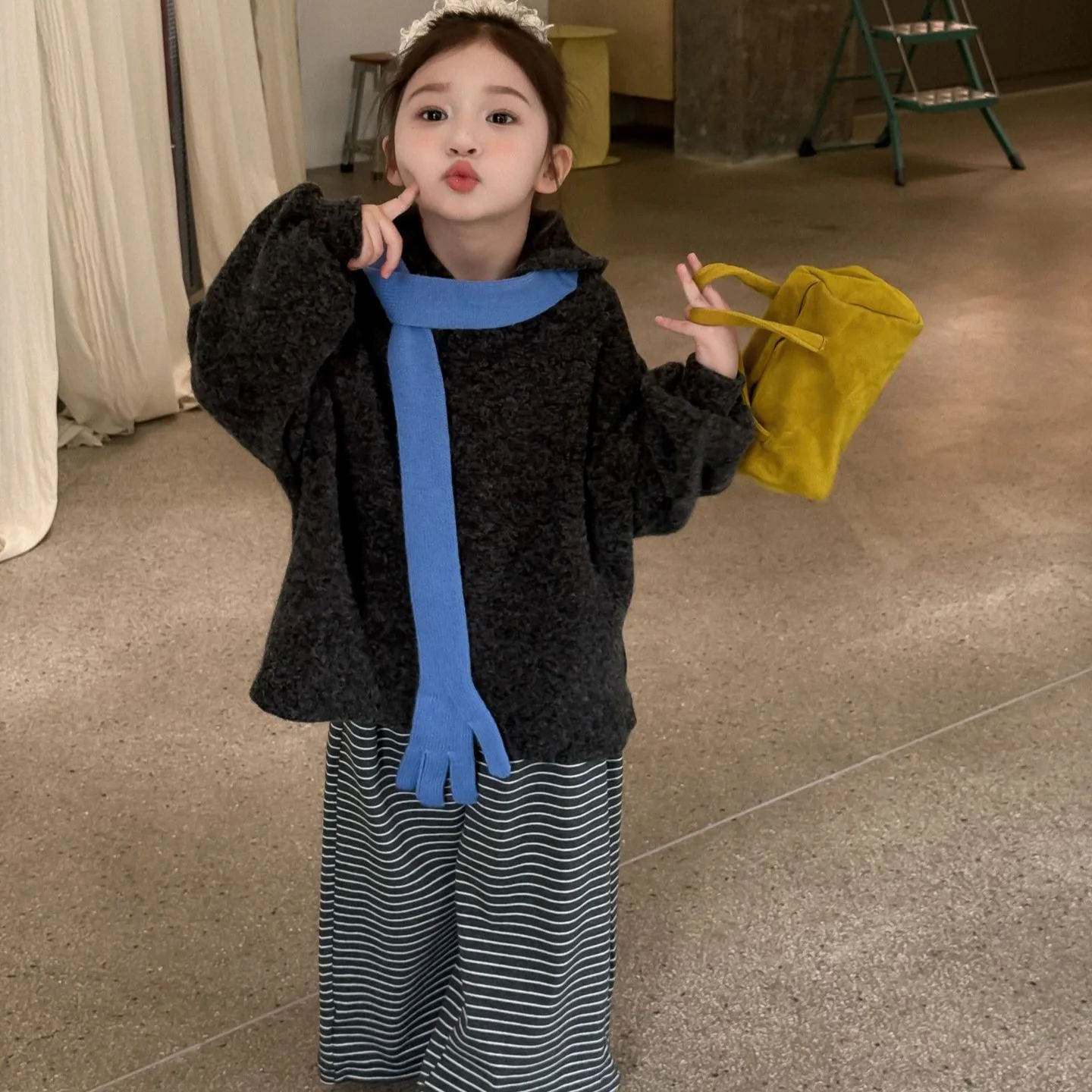 Autumn 2025 New Girls' Loose Hooded Sweatshirt Lazy Style Top
Autumn 2025 New Girls' Loose Hooded Sweatshirt Lazy Style Top