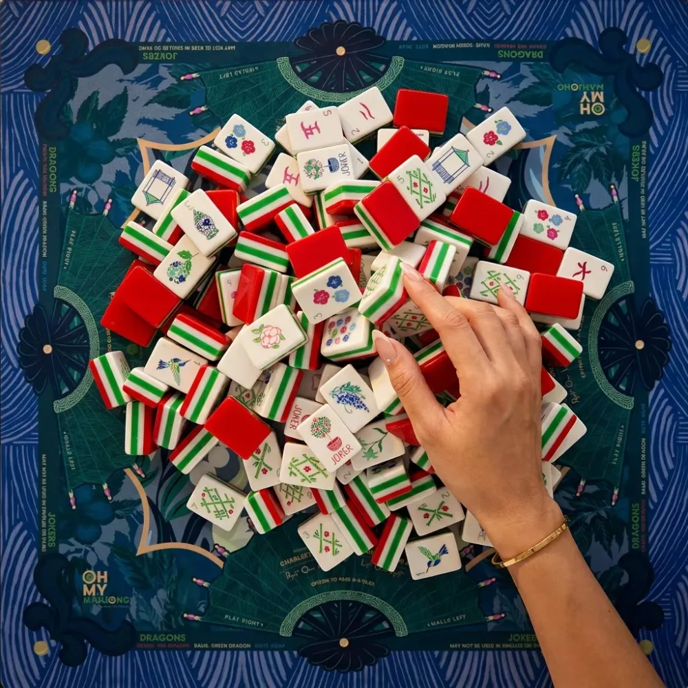 Engraved pattern four-layer American mahjong card set of 160 cards, suitable for high-end social club games, with cyan fan pads
Engraved pattern four-layer American mahjong card set of 160 cards, suitable for high-end social club games, with cyan fan pads