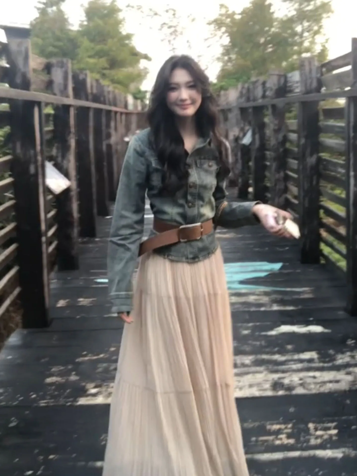 Ретро джинсовый женский комплект Весна 2026: укороченный жакет с завышенной талией и длинная юбка для офиса/повседневной носки
Ретро джинсовый женский комплект Весна 2026: укороченный жакет с завышенной талией и длинная юбка для офиса/повседневной носки