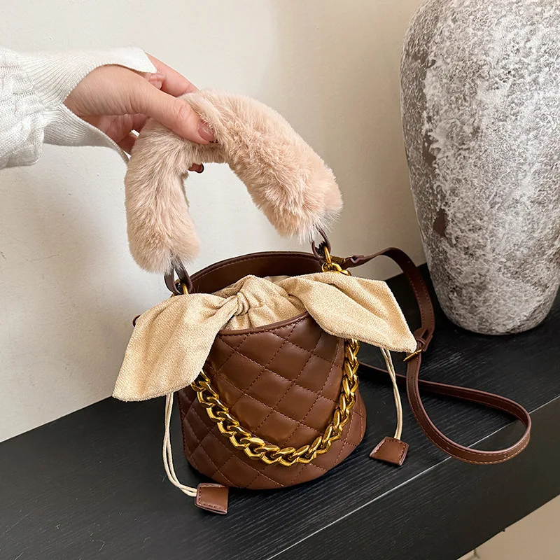 Стильная роскошная женская сумка — съемная ручка из искусственного меха, стеганая цепочка, минималистичный шнурок, плечо/через плечо
Стильная роскошная женская сумка — съемная ручка из искусственного меха, стеганая цепочка, минималистичный шнурок, плечо/через плечо