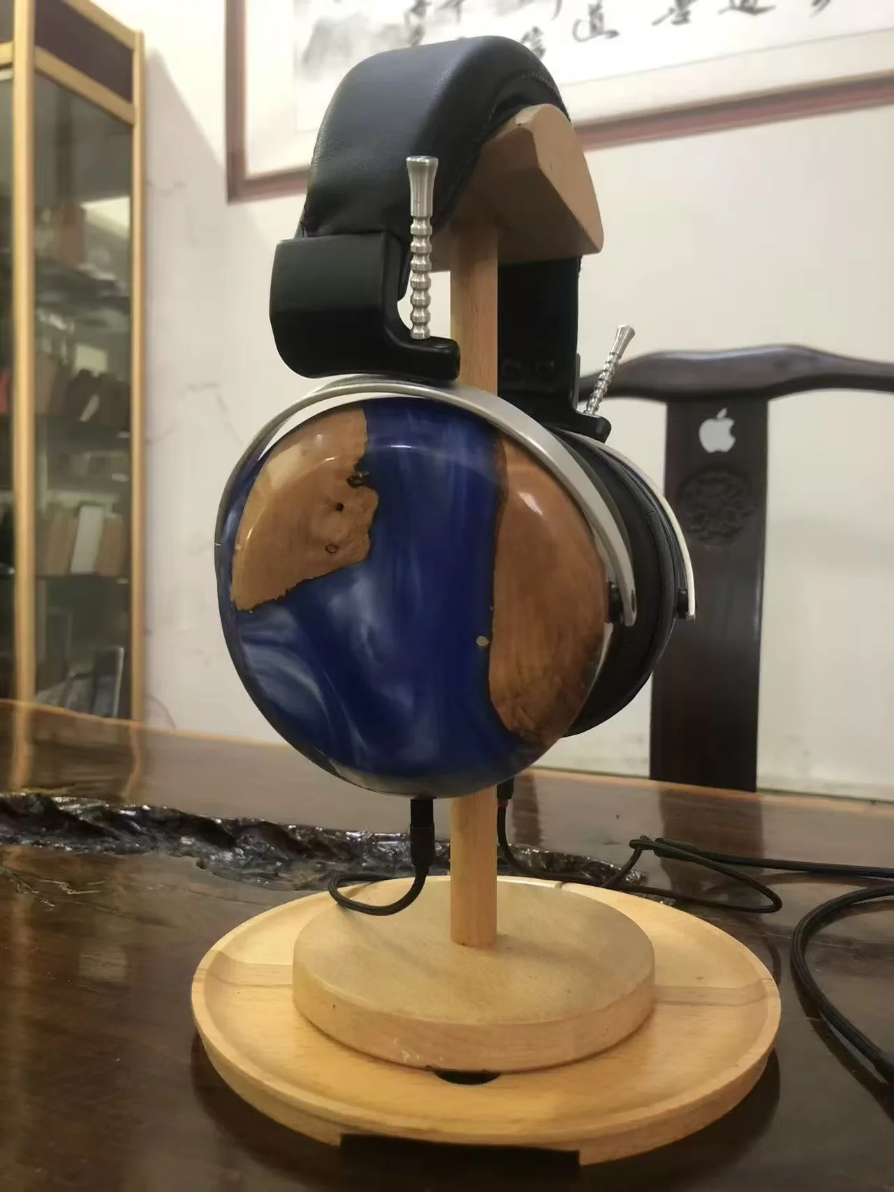 Sturdy wooden material, closed-type headphones, natural texture. Each texture is unique. The customization takes approximately 5
Sturdy wooden material, closed-type headphones, natural texture. Each texture is unique. The customization takes approximately 5
