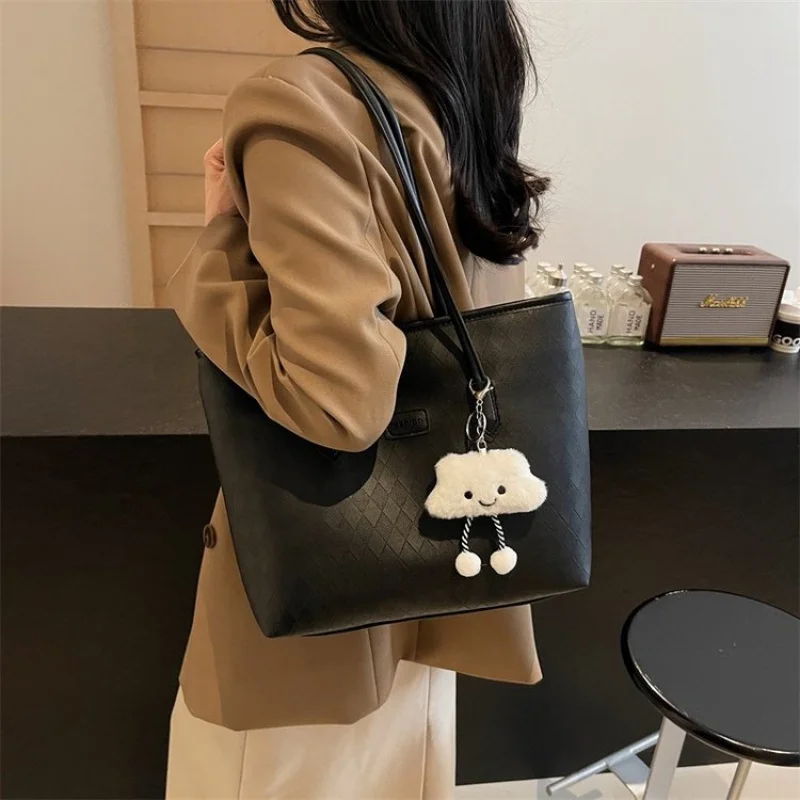 Fashionable Commuter Bag For Ladies With Laptop Compartment For Work And School Travel Needs
Fashionable Commuter Bag For Ladies With Laptop Compartment For Work And School Travel Needs
