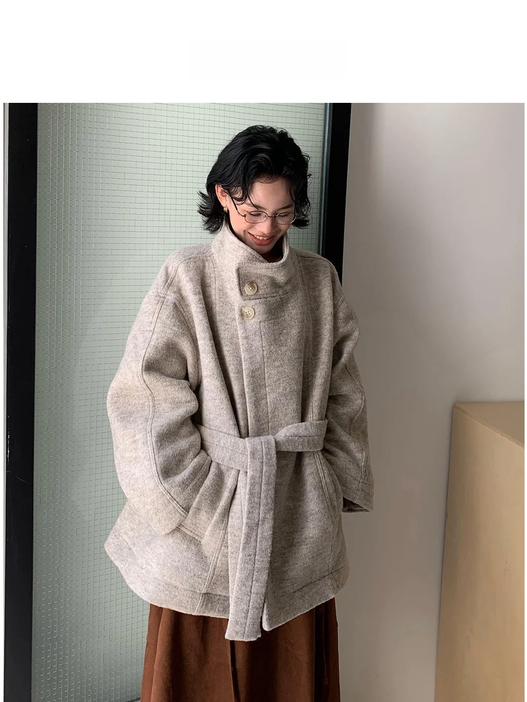 Modern Woolen Coat Hepburn Style with Waist Belt Stand Collar Slim Fit Women's Fashion Outerwear Autumn Season Long Sleeve
Modern Woolen Coat Hepburn Style with Waist Belt Stand Collar Slim Fit Women's Fashion Outerwear Autumn Season Long Sleeve