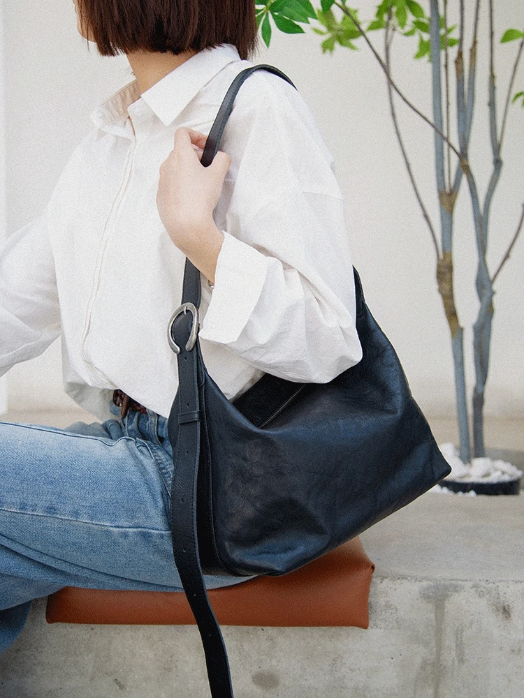 Casual simple soft vegetable tanned cowhide women's underarm bag outdoor joker luxury genuine leather ladies shoulder bag
Casual simple soft vegetable tanned cowhide women's underarm bag outdoor joker luxury genuine leather ladies shoulder bag