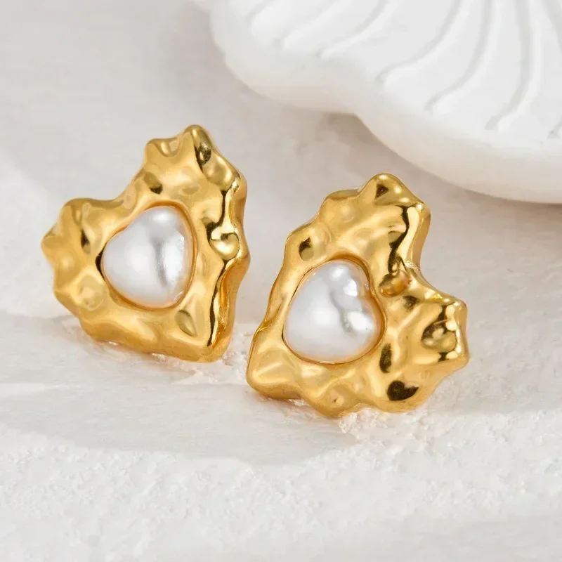 Romantic Chic 18K Gold Plated Hammered Heart Pearl Earrings For Women Stainless Steel Stud Earrings Couple Wedding Jewelry Gifts
Romantic Chic 18K Gold Plated Hammered Heart Pearl Earrings For Women Stainless Steel Stud Earrings Couple Wedding Jewelry Gifts