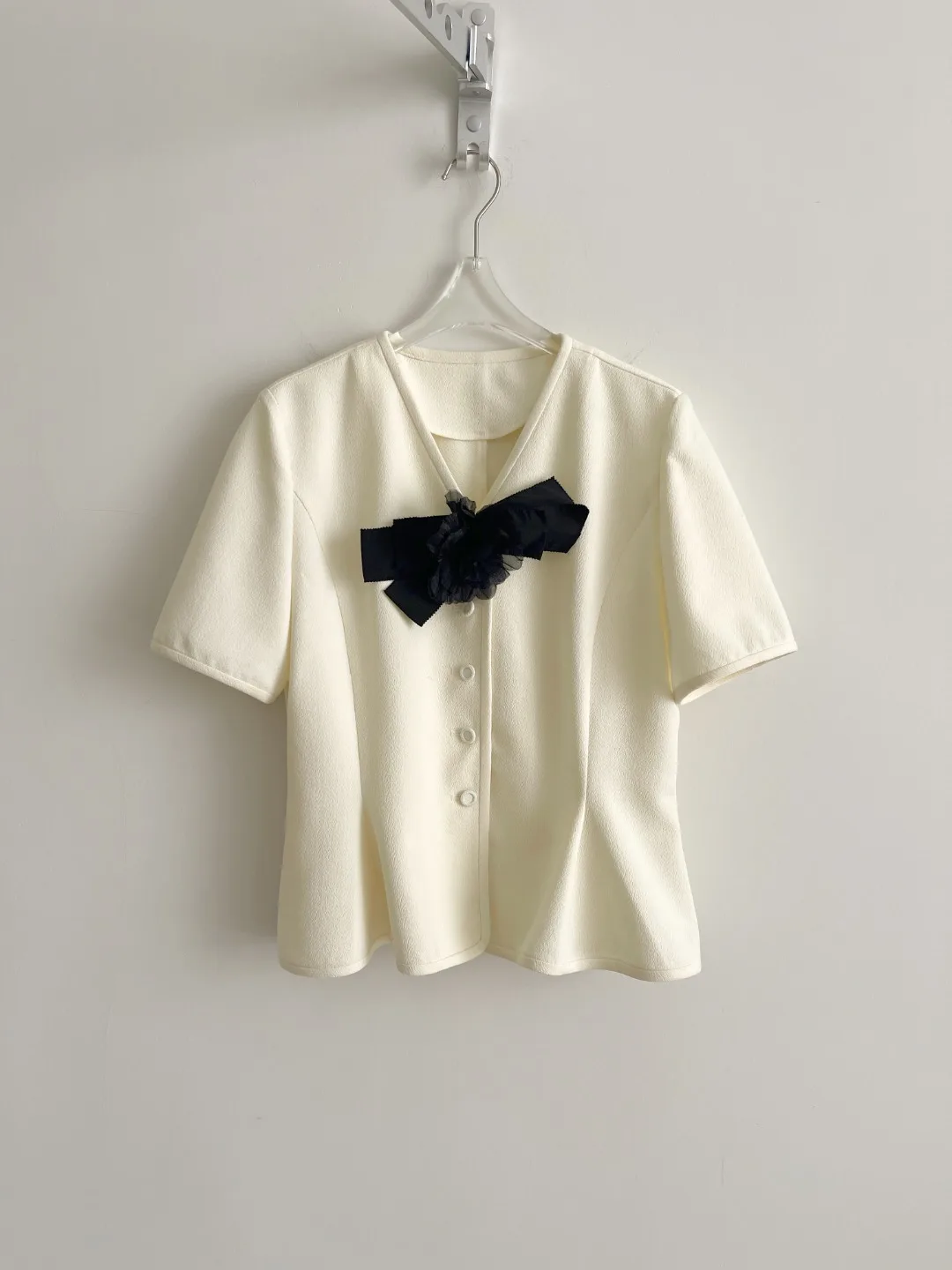 Elegant V-neck Short-sleeved Knot Shirt Women's Commute Style Slimming Fashionable Polyester Cotton Blend Shirt
Elegant V-neck Short-sleeved Knot Shirt Women's Commute Style Slimming Fashionable Polyester Cotton Blend Shirt