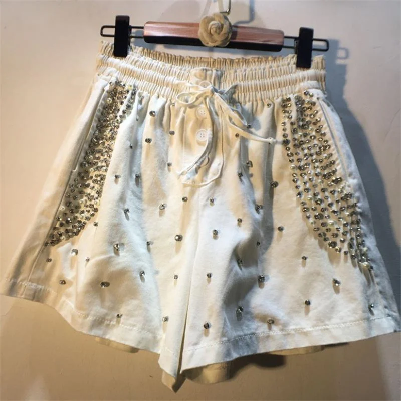 2022 summer elastic waist casual shorts new diamond beaded high waist wide leg denim shorts women's pants
2022 summer elastic waist casual shorts new diamond beaded high waist wide leg denim shorts women's pants