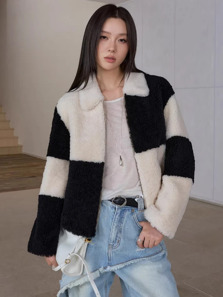 High-end Luxury Merino Sheep Fur Plush Jackets for Women Simple Black White Contrast Short Winter Genuine Leather Real Fur Coat
High-end Luxury Merino Sheep Fur Plush Jackets for Women Simple Black White Contrast Short Winter Genuine Leather Real Fur Coat