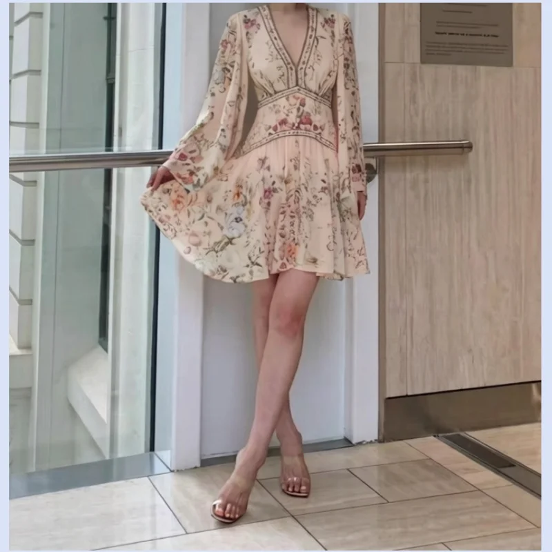 Australian niche champagne pink print V-neck waist seal backless long sleeved silk dress
Australian niche champagne pink print V-neck waist seal backless long sleeved silk dress