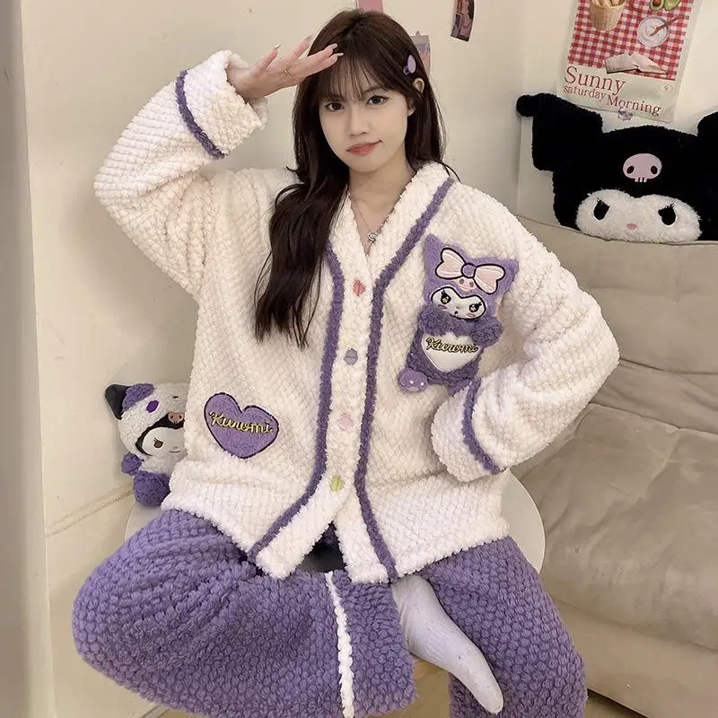 Симпатичная Пижама Sanrios Kuromi с героями мультфильмов, кавайная плюшевая Домашняя одежда, ночная рубашка, комплект из 2 предметов, милый кардиган с V-образным вырезом, осенне-зимний костюм для девушек
Симпатичная Пижама Sanrios Kuromi с героями мультфильмов, кавайная плюшевая Домашняя одежда, ночная рубашка, комплект из 2 предметов, милый кардиган с V-образным вырезом, осенне-зимний костюм для девушек