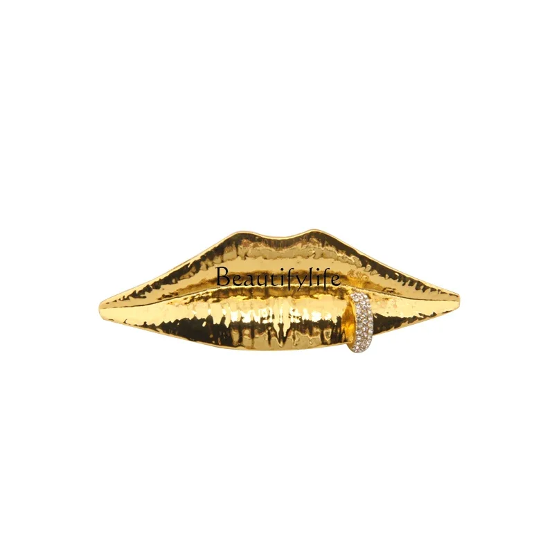 Exaggerated design face facial features lip brooch high-end exquisite suit corsage
Exaggerated design face facial features lip brooch high-end exquisite suit corsage