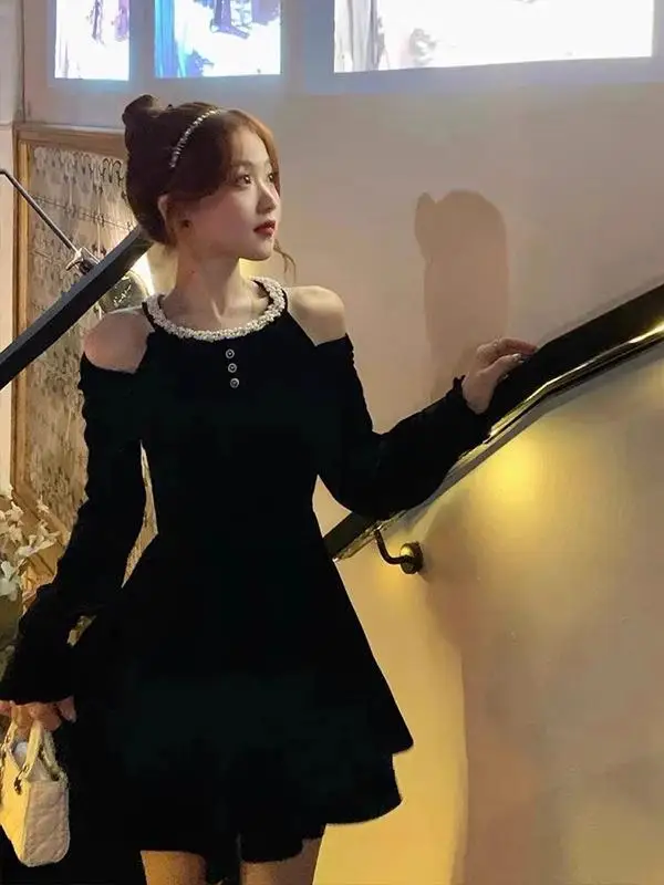 Черная бархатная юбка-миди с высокой талией для женщин, весенняя, ранний сезон, приталенная, А-силуэт, винтажная, с длинным рукавом
Черная бархатная юбка-миди с высокой талией для женщин, весенняя, ранний сезон, приталенная, А-силуэт, винтажная, с длинным рукавом