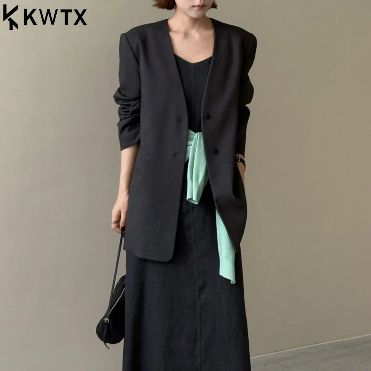 KWTX 2025 Women’s Blazer Spring Autumn V-Neck Belted Two-Button Slim Fit Pockets Elegant Premium Comfortable Minimalist Fashion
KWTX 2025 Women’s Blazer Spring Autumn V-Neck Belted Two-Button Slim Fit Pockets Elegant Premium Comfortable Minimalist Fashion