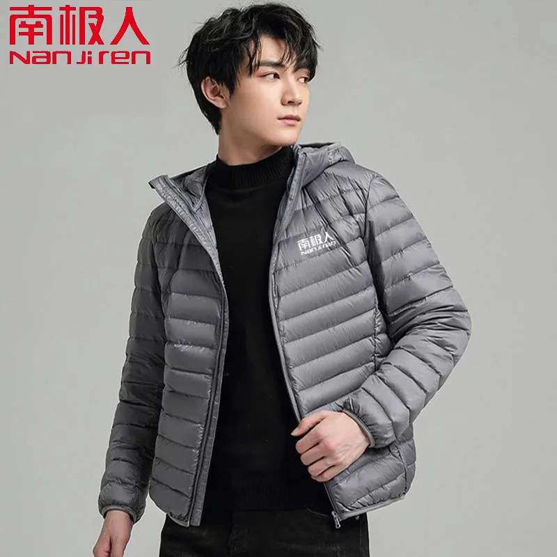 Nanjiren, новая зимняя ультралегкая белая куртка на утином пуху, мужская водонепроницаемая повседневная уличная портативная легкая мужская куртка
Nanjiren, новая зимняя ультралегкая белая куртка на утином пуху, мужская водонепроницаемая повседневная уличная портативная легкая мужская куртка