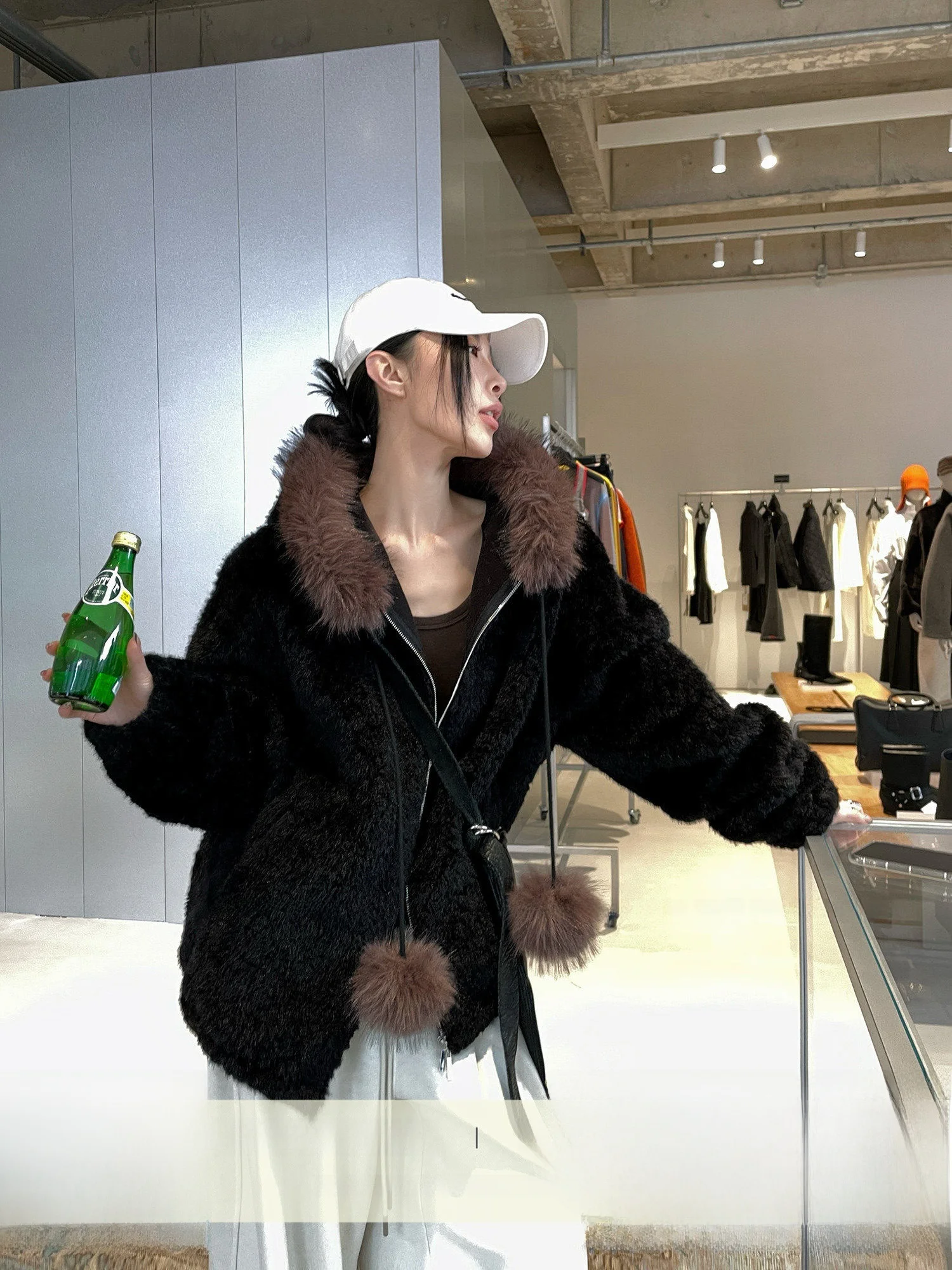 JCCC Shadow Vintage Style Short Fur Jacket Black Hooded Plush Lined Leather And Fur Integrated Soft Polyester Long Sleeve Coat
JCCC Shadow Vintage Style Short Fur Jacket Black Hooded Plush Lined Leather And Fur Integrated Soft Polyester Long Sleeve Coat