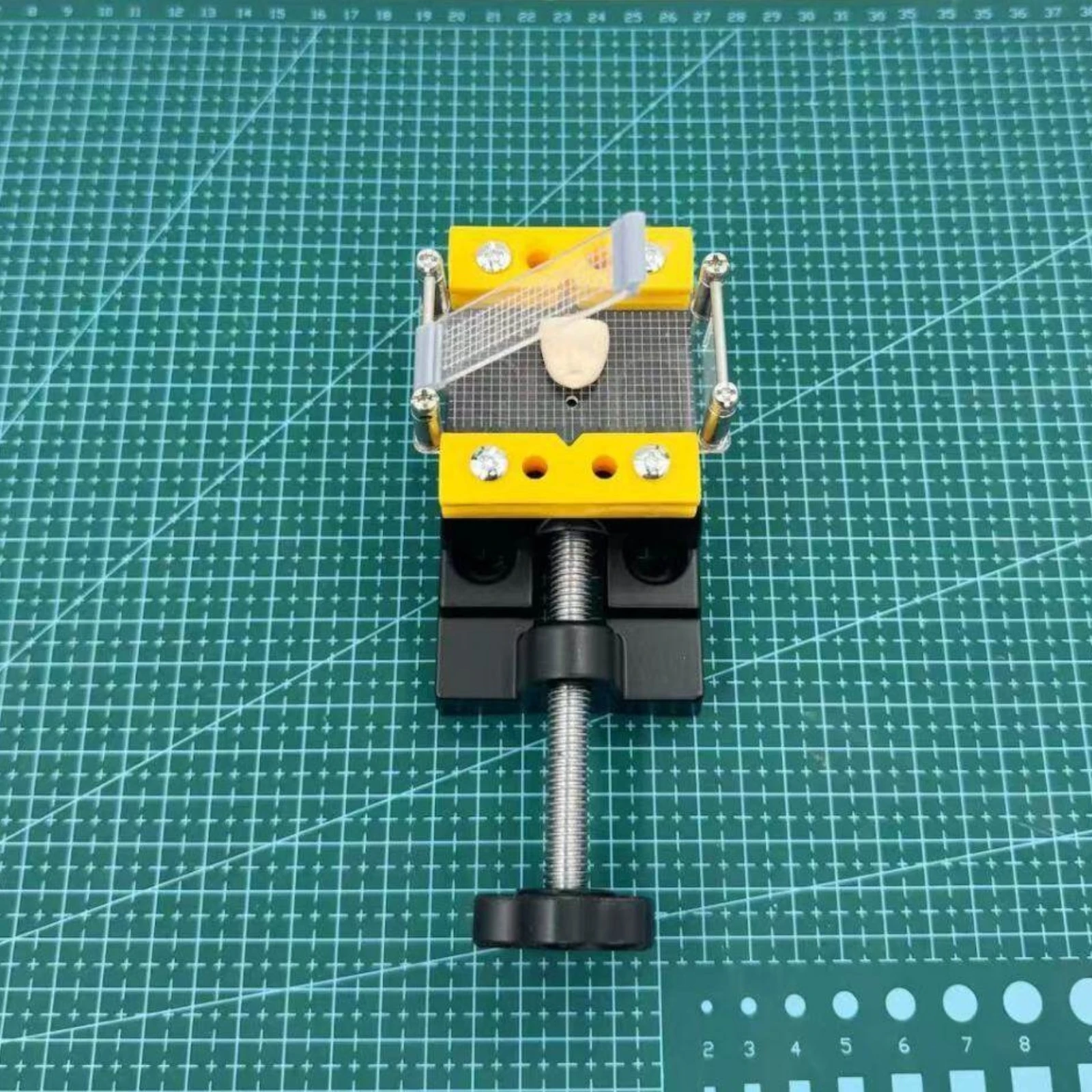 Model Face Positioner Moveable Clamp Water Slide Decal Jig Eye Alignment Guide Fine Fine Work for Hobbyists
Model Face Positioner Moveable Clamp Water Slide Decal Jig Eye Alignment Guide Fine Fine Work for Hobbyists