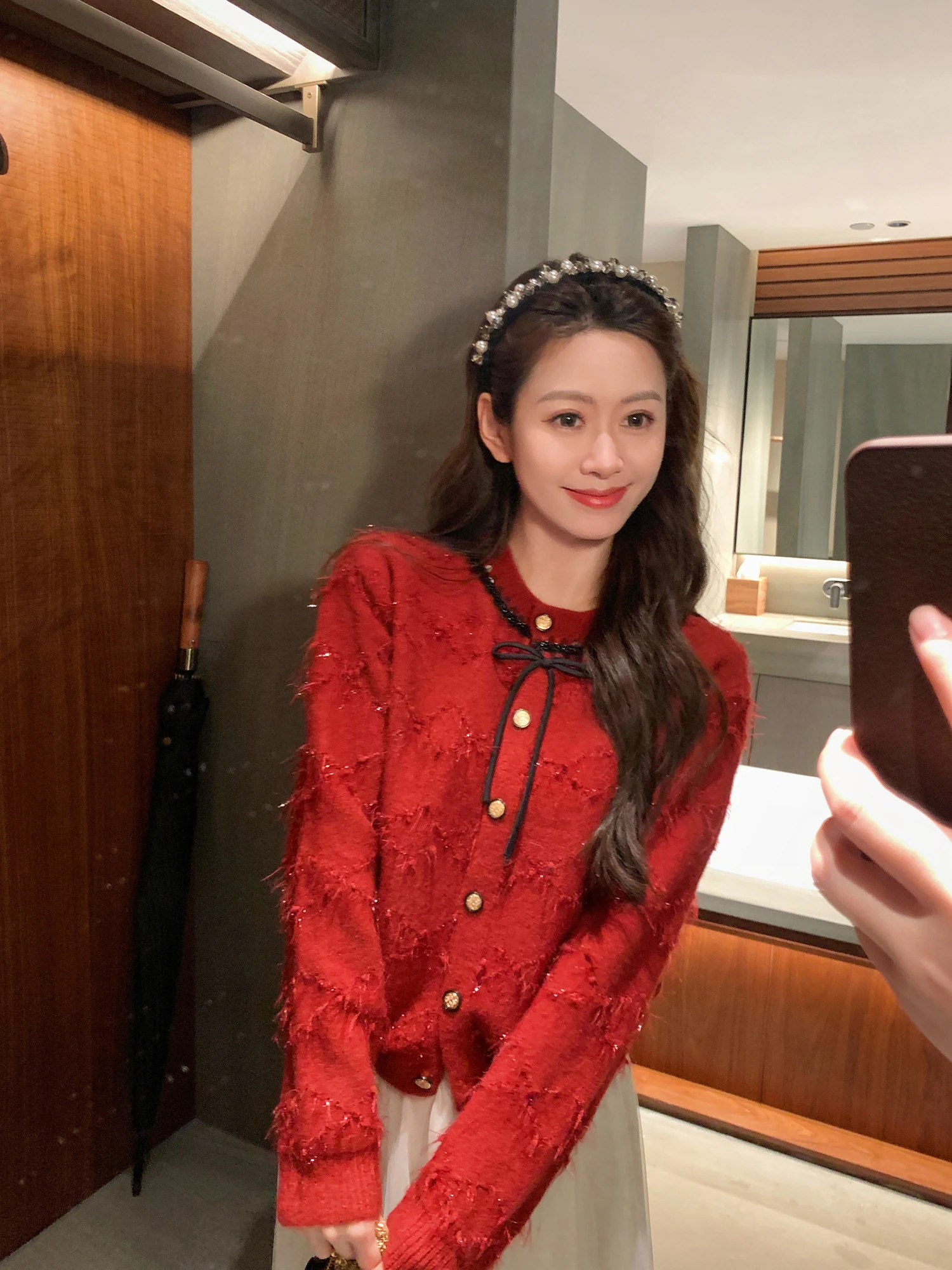 Вязаный свитер с V-образным вырезом и длинными рукавами в корейском стиле для молодых женщин
Вязаный свитер с V-образным вырезом и длинными рукавами в корейском стиле для молодых женщин