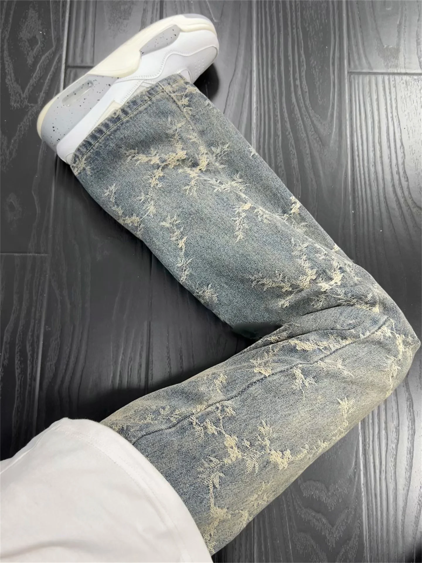 Джинсы с вышивкой розами для мужчин и женщин, осенняя коллекция, прямые брюки с микро-клешем, повседневные свободные джинсы в уличном стиле
Джинсы с вышивкой розами для мужчин и женщин, осенняя коллекция, прямые брюки с микро-клешем, повседневные свободные джинсы в уличном стиле