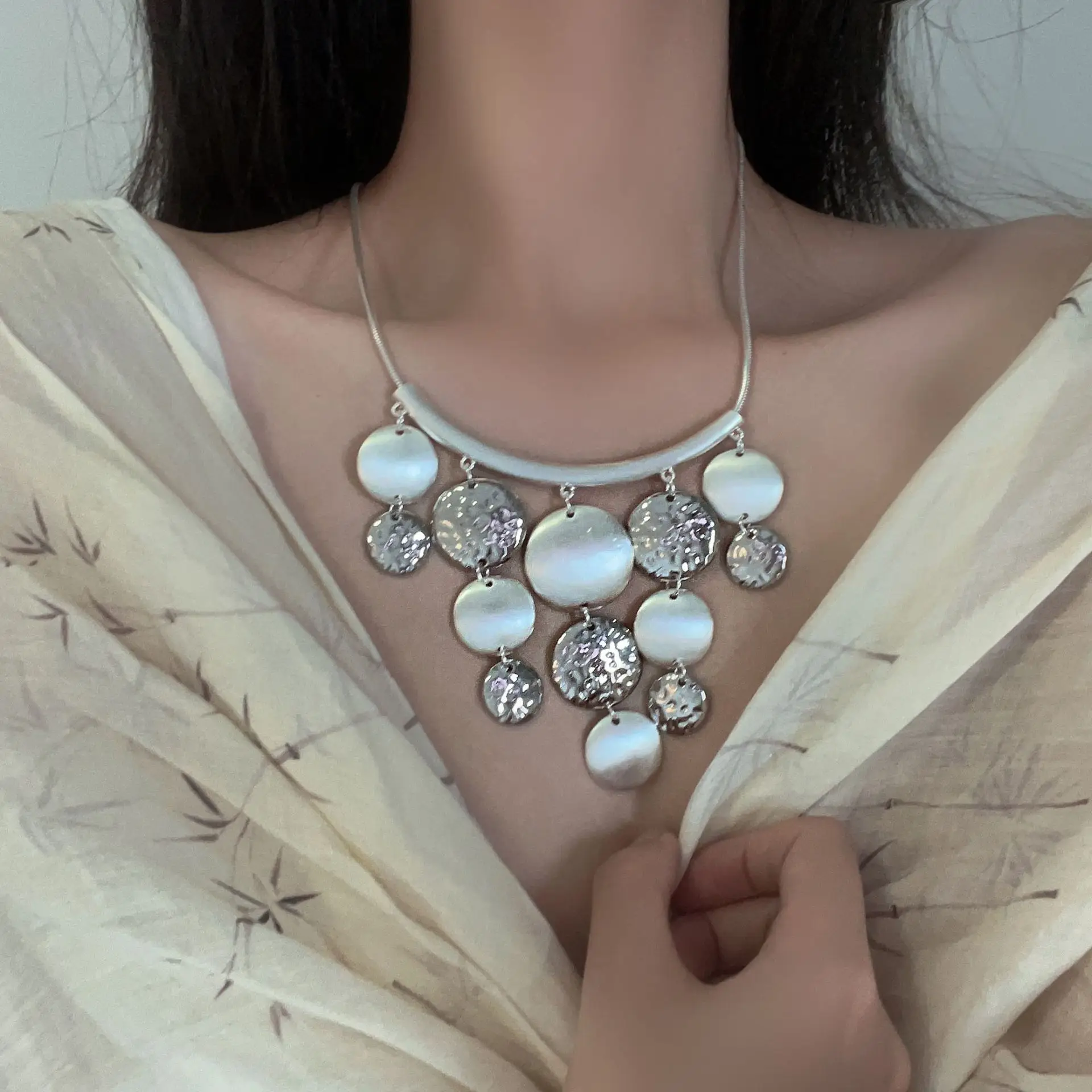 Luxurious Hanging Piece Necklace Exquisite Fashion Shiny Pendant Necklace for Woman Dance Party Performance Costumes
Luxurious Hanging Piece Necklace Exquisite Fashion Shiny Pendant Necklace for Woman Dance Party Performance Costumes