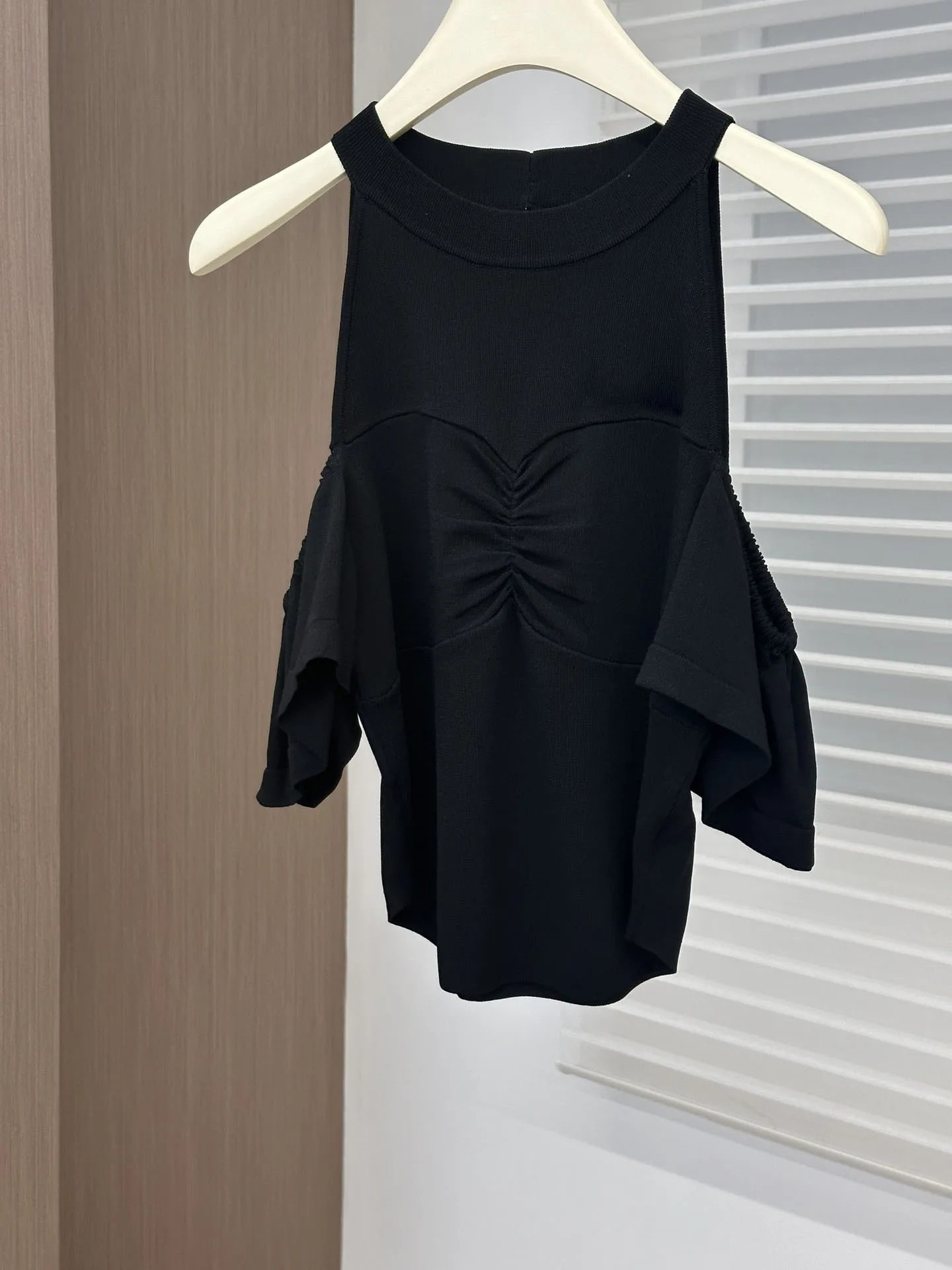 Top off-the-shoulder design High quality, fashion temperament, slim and thin 2023 summer women's new hot
Top off-the-shoulder design High quality, fashion temperament, slim and thin 2023 summer women's new hot