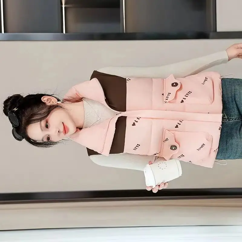 Новое корейское осенне-зимнее пальто, женский пуховый хлопковый жилет с принтом, короткая куртка с воротником-стойкой, жилет без рукавов, женская верхняя одежда
Новое корейское осенне-зимнее пальто, женский пуховый хлопковый жилет с принтом, короткая куртка с воротником-стойкой, жилет без рукавов, женская верхняя одежда