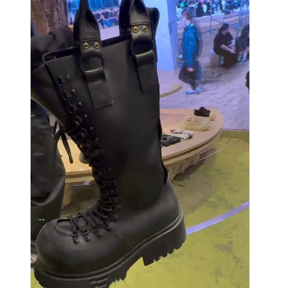 Black leather carry bag lace up knee high boots big round toe flats punk cool booties luxury designer causal dress women shoes
Black leather carry bag lace up knee high boots big round toe flats punk cool booties luxury designer causal dress women shoes