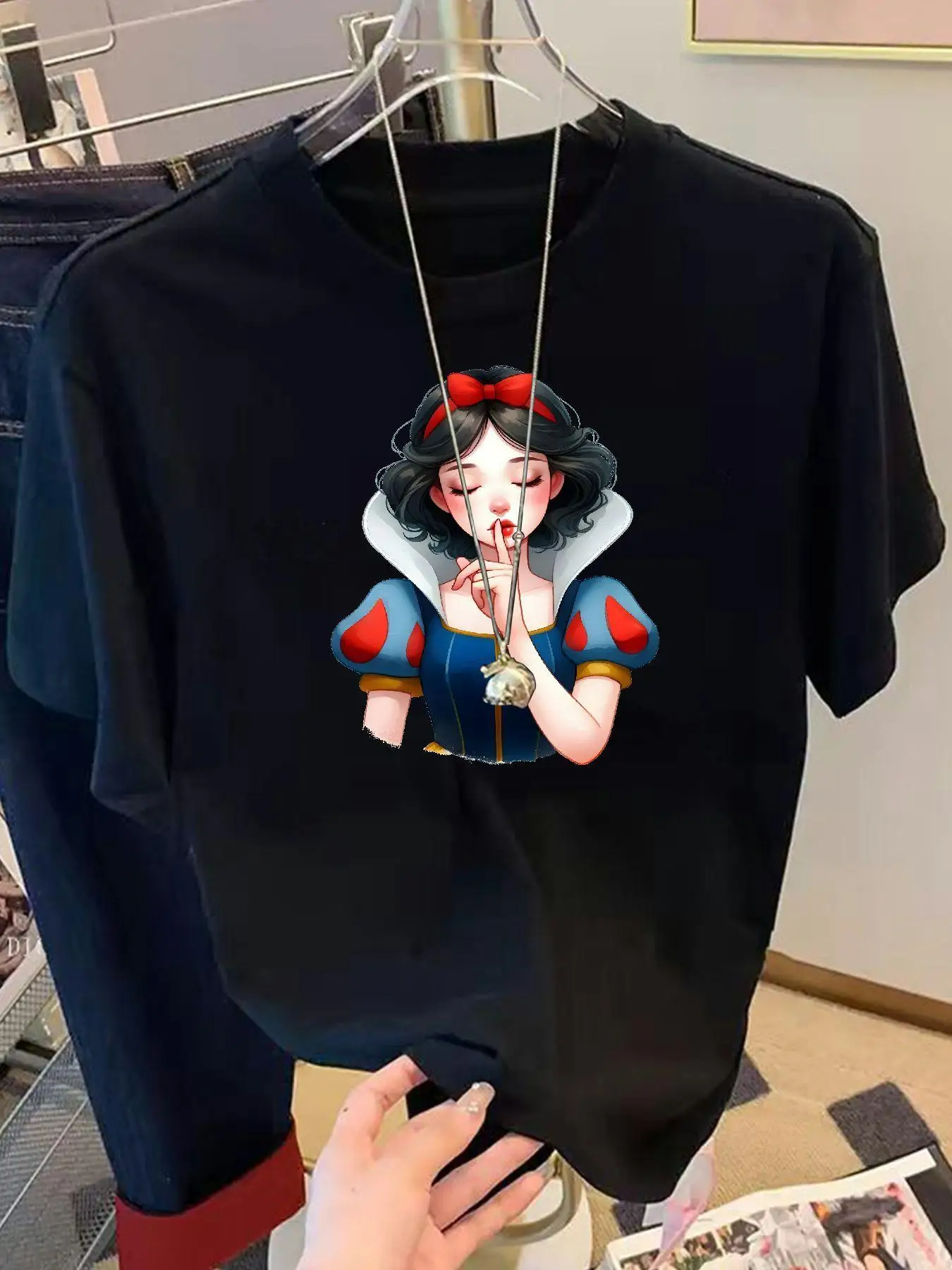 Snow White Plus Size T-Shirt for Women - Breathable & Casual Crew Neck Top with Vibrant Cartoon Design, Short Sleeve Tee for Spr
Snow White Plus Size T-Shirt for Women - Breathable & Casual Crew Neck Top with Vibrant Cartoon Design, Short Sleeve Tee for Spr