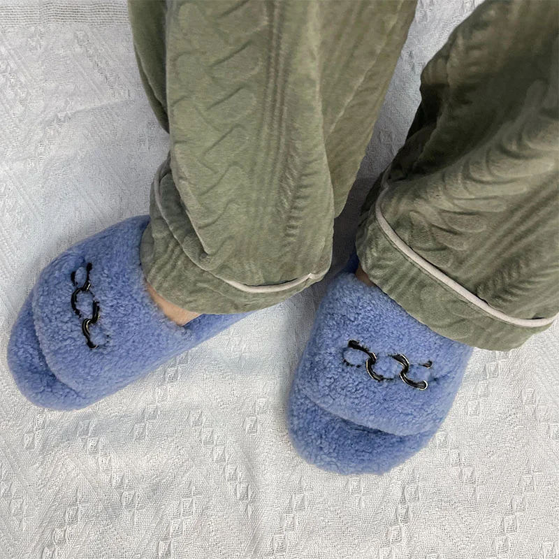 New Winter Wool Solid Color Slippers Fashion Women's Flat Bottom Slippers Indoor Thickened And Warm Plush Slippers
New Winter Wool Solid Color Slippers Fashion Women's Flat Bottom Slippers Indoor Thickened And Warm Plush Slippers